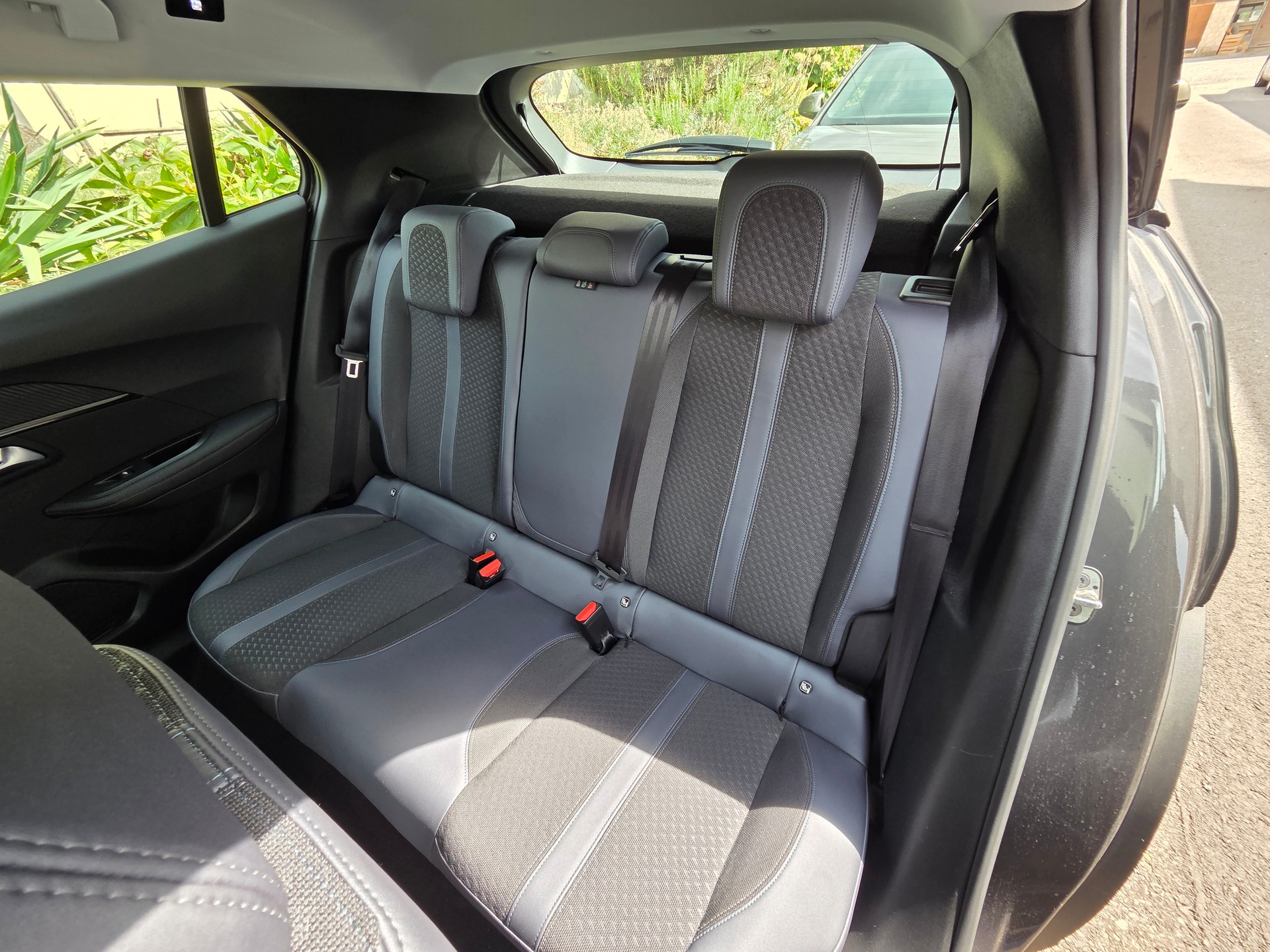 PEUGEOT 2008 1.2 PureTech Allure EAT8-image-9