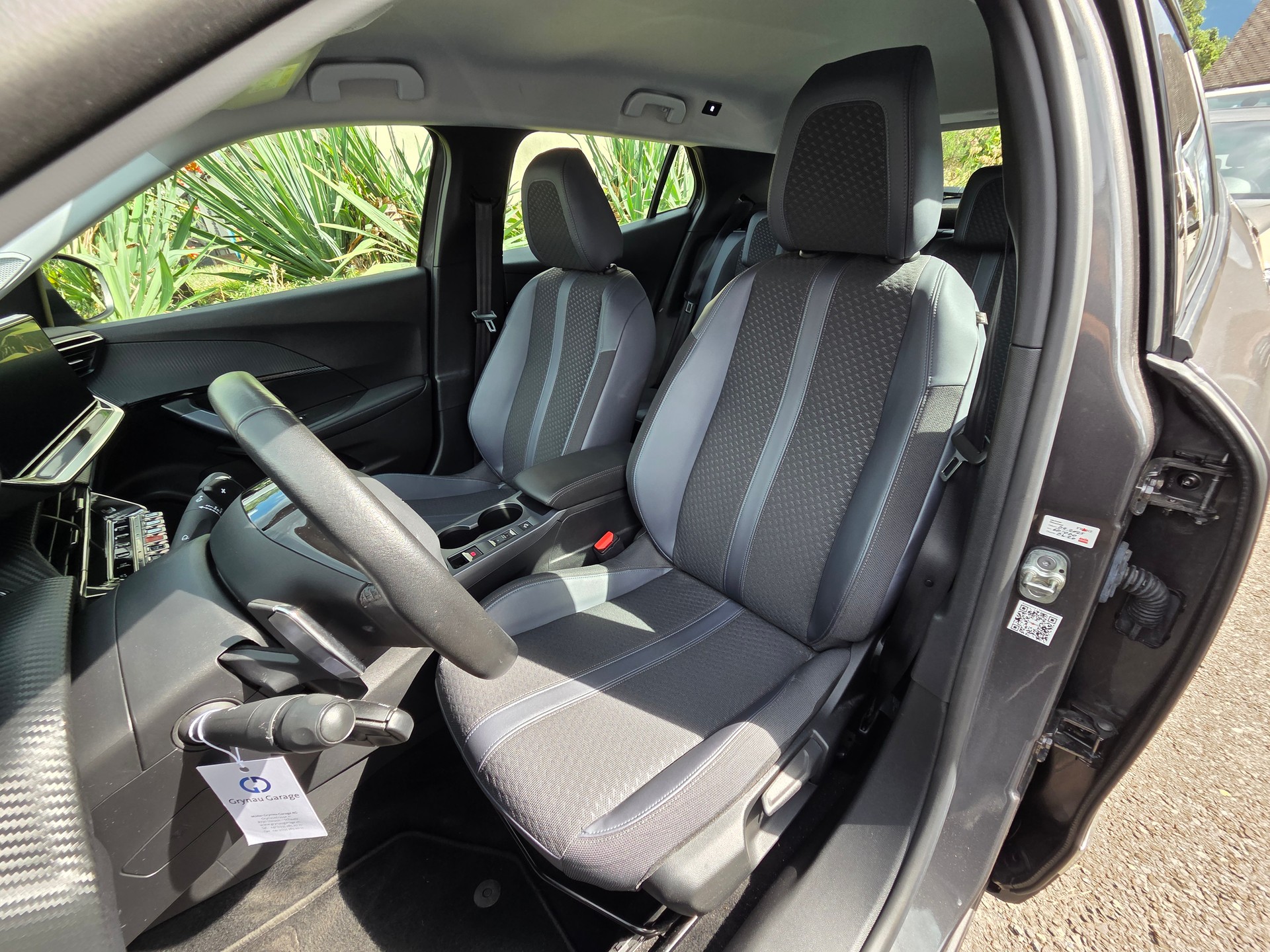 PEUGEOT 2008 1.2 PureTech Allure EAT8-image-8