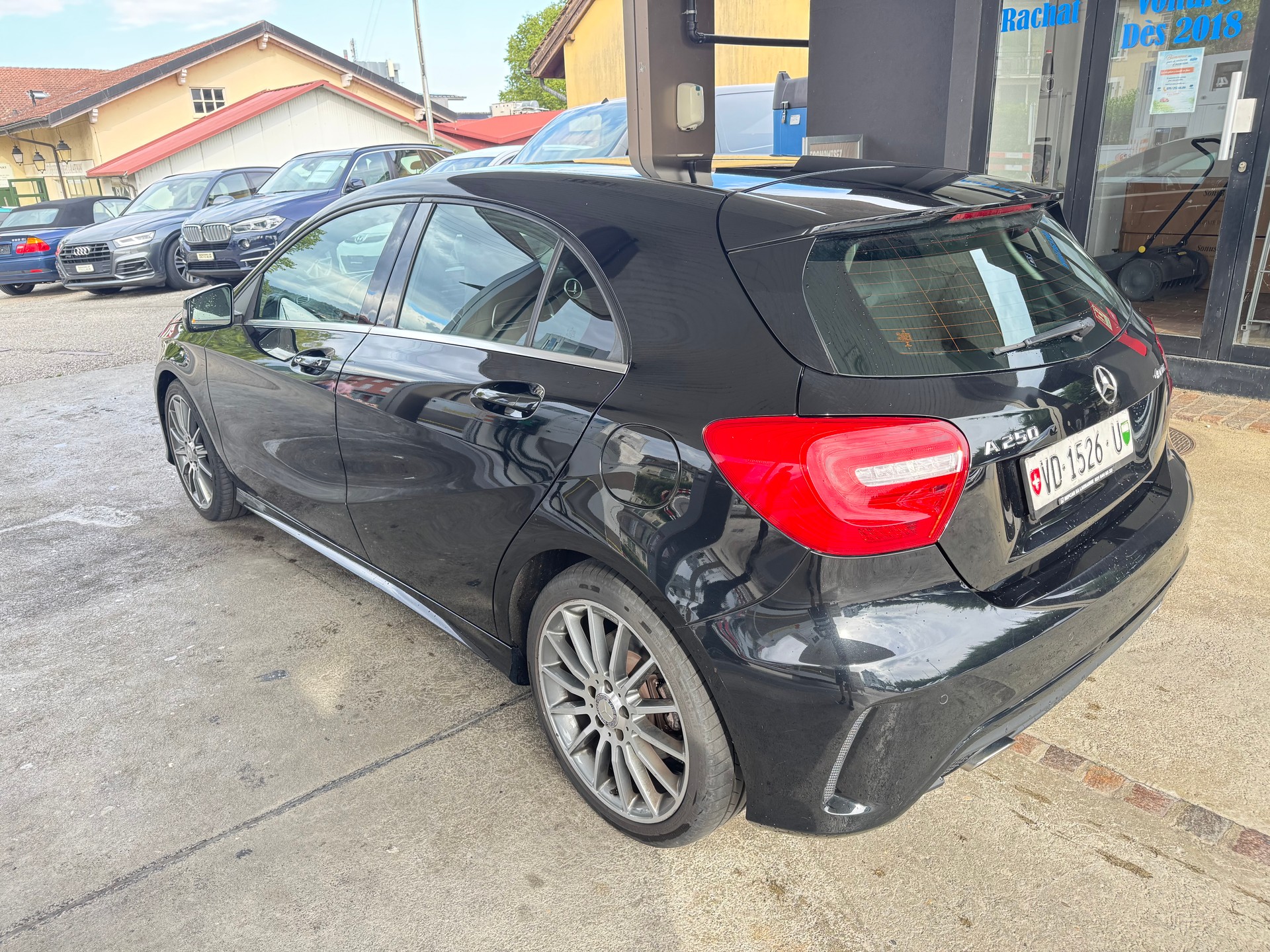 MERCEDES-BENZ A 250 AMG Line 4Matic 7G-DCT-image-4