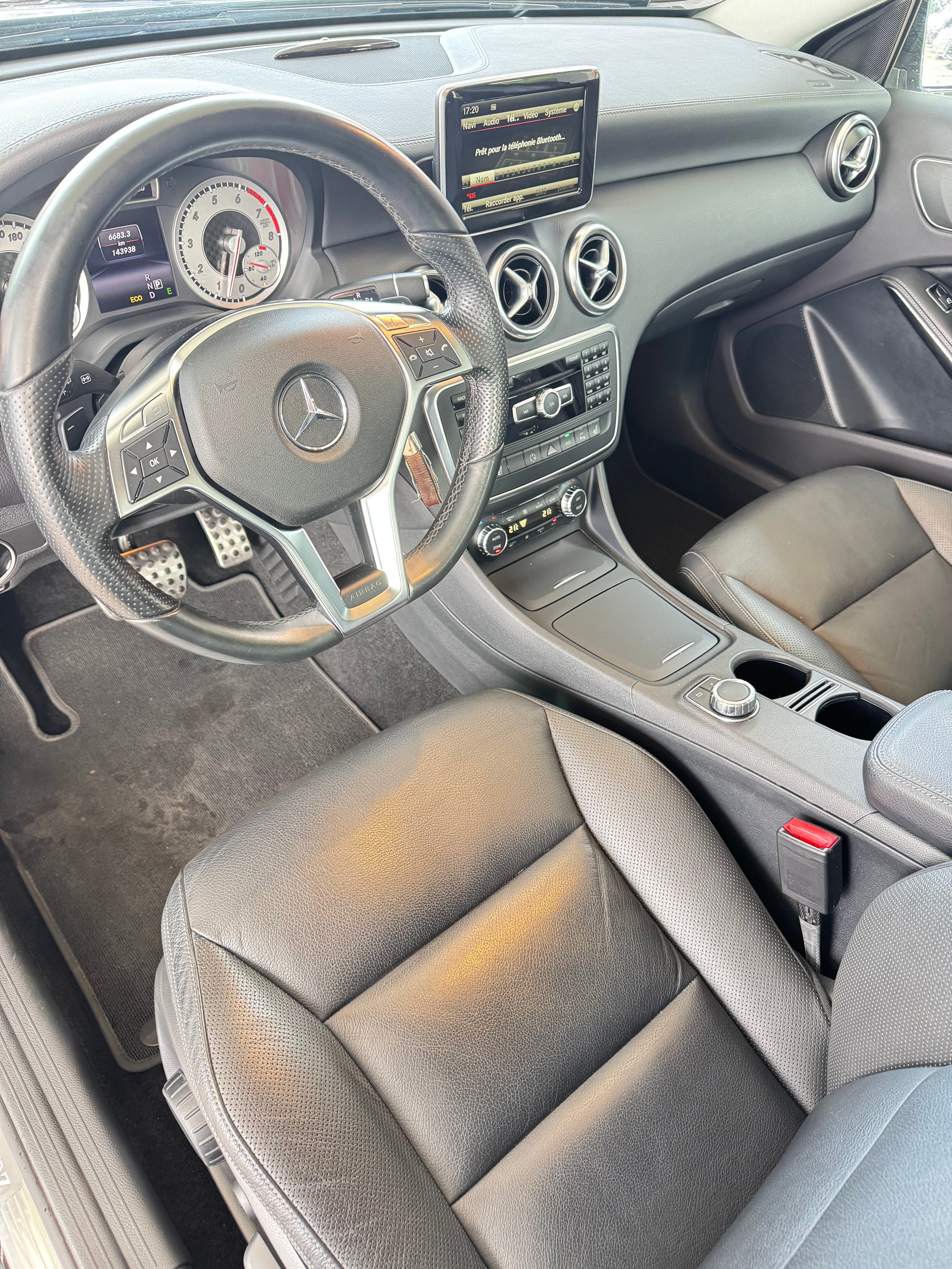 MERCEDES-BENZ A 250 AMG Line 4Matic 7G-DCT-image-7