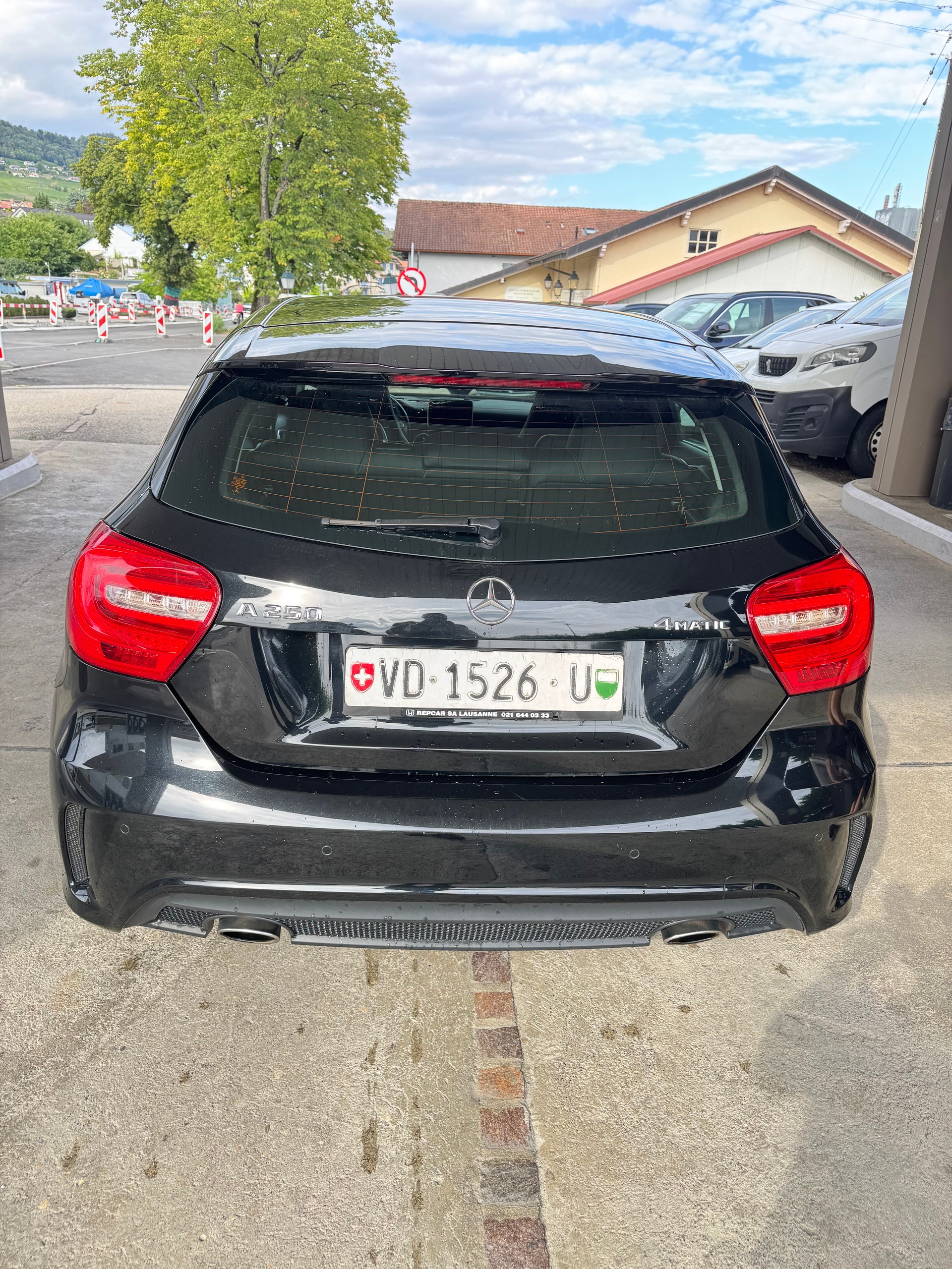 MERCEDES-BENZ A 250 AMG Line 4Matic 7G-DCT-image-2