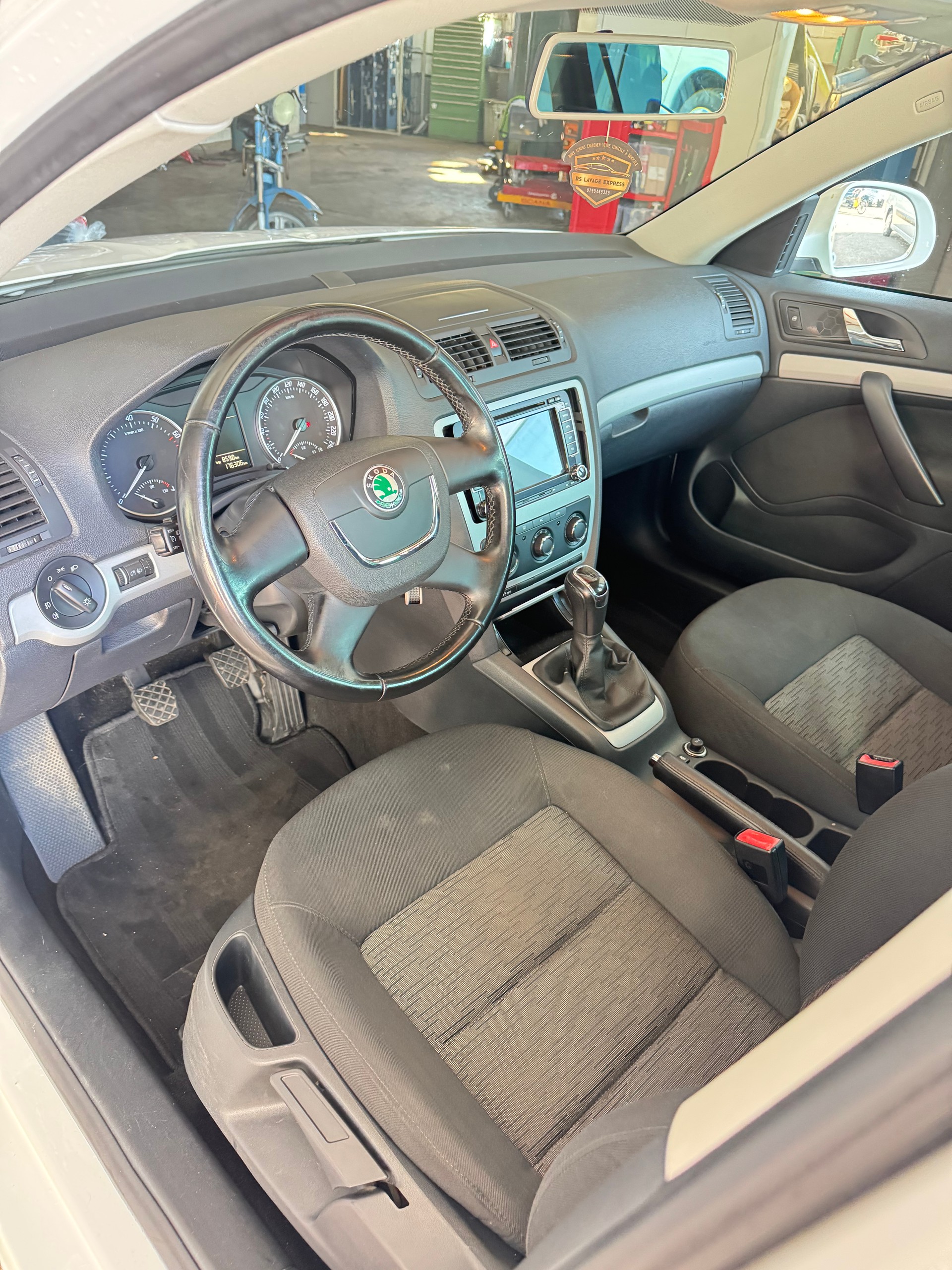 MERCEDES-BENZ A 250 AMG Line 4Matic 7G-DCT-image-13