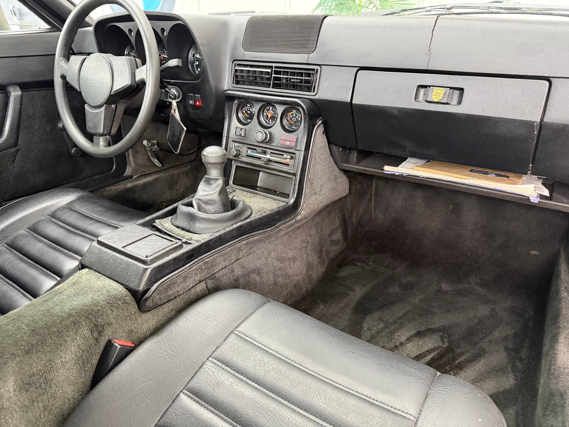 PORSCHE 924-image-13