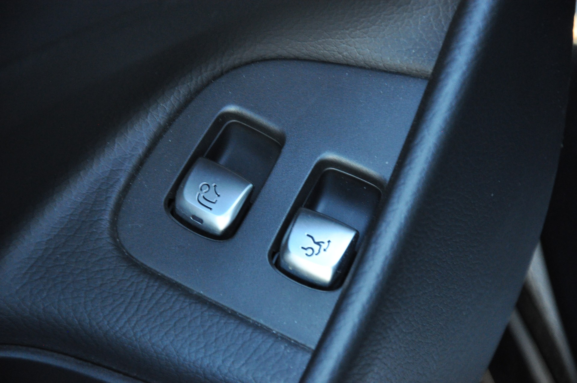 MERCEDES-BENZ E 220 d Swiss Star AMG Line 4Matic 9G-Tronic-image-17