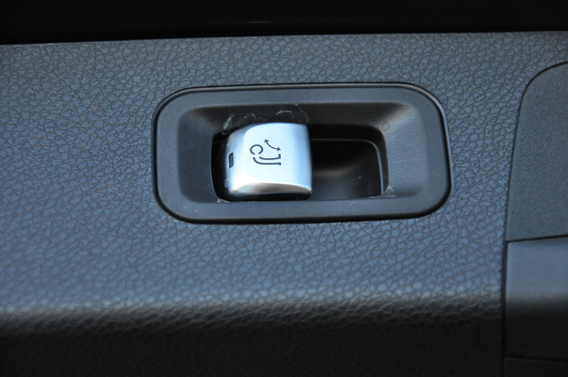 MERCEDES-BENZ E 220 d Swiss Star AMG Line 4Matic 9G-Tronic-image-26