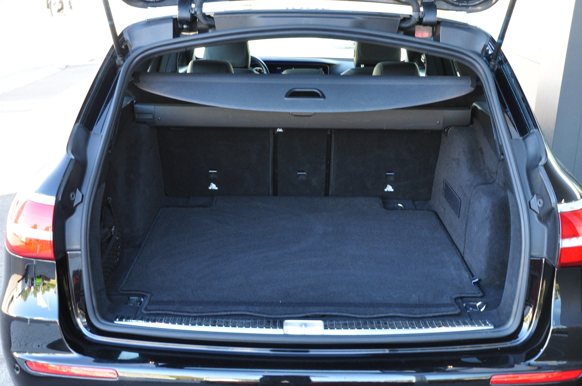 MERCEDES-BENZ E 220 d Swiss Star AMG Line 4Matic 9G-Tronic-image-25