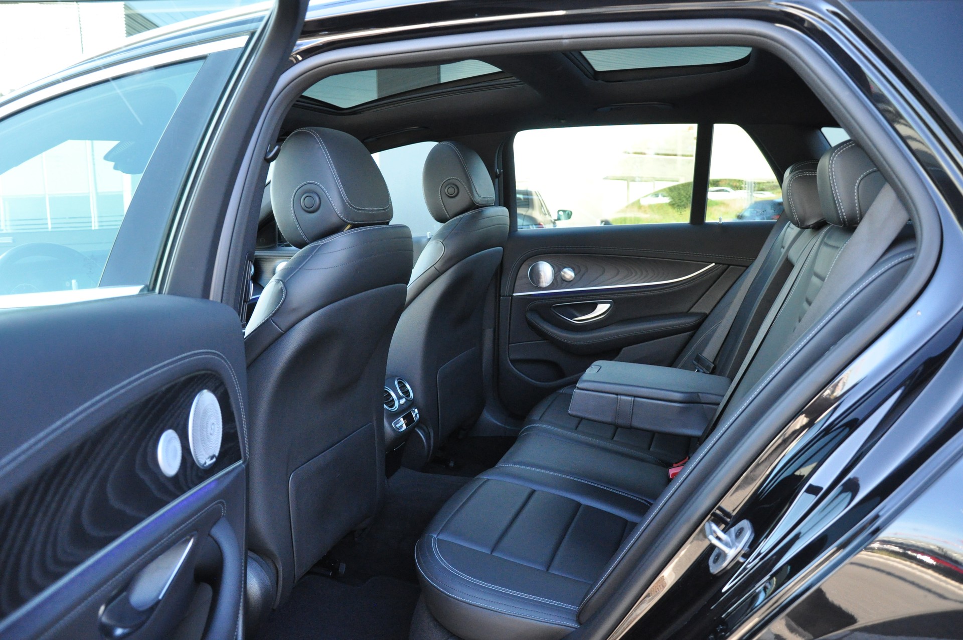 MERCEDES-BENZ E 220 d Swiss Star AMG Line 4Matic 9G-Tronic-image-13