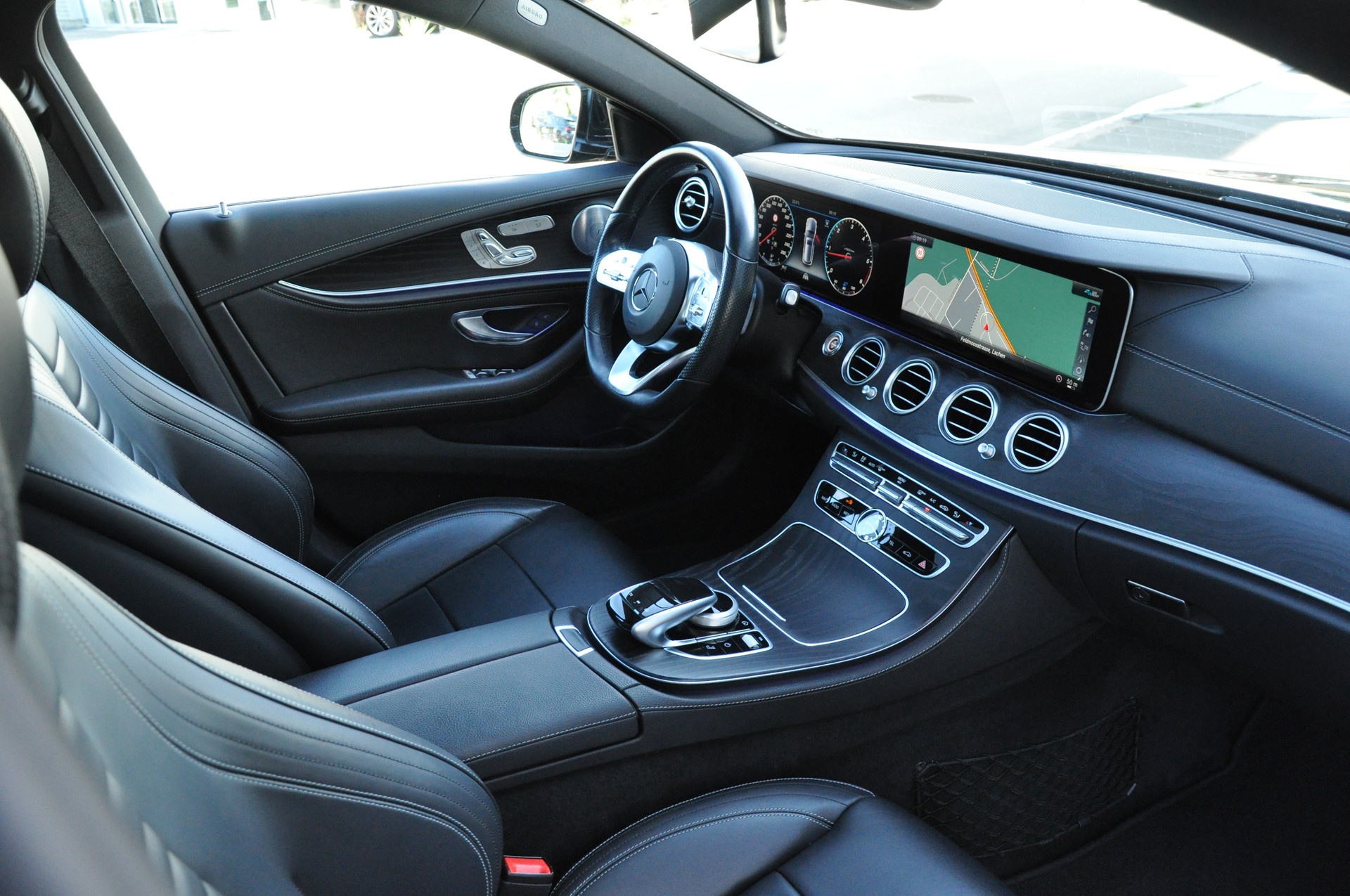 MERCEDES-BENZ E 220 d Swiss Star AMG Line 4Matic 9G-Tronic-image-12