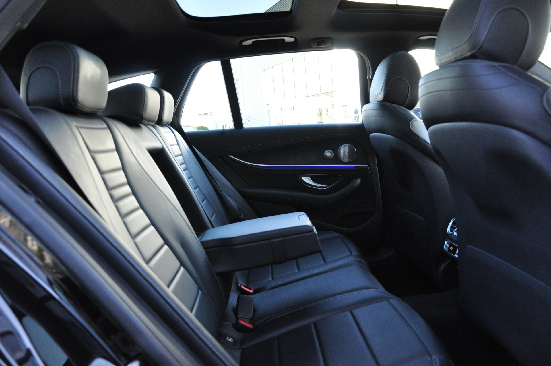 MERCEDES-BENZ E 220 d Swiss Star AMG Line 4Matic 9G-Tronic-image-11