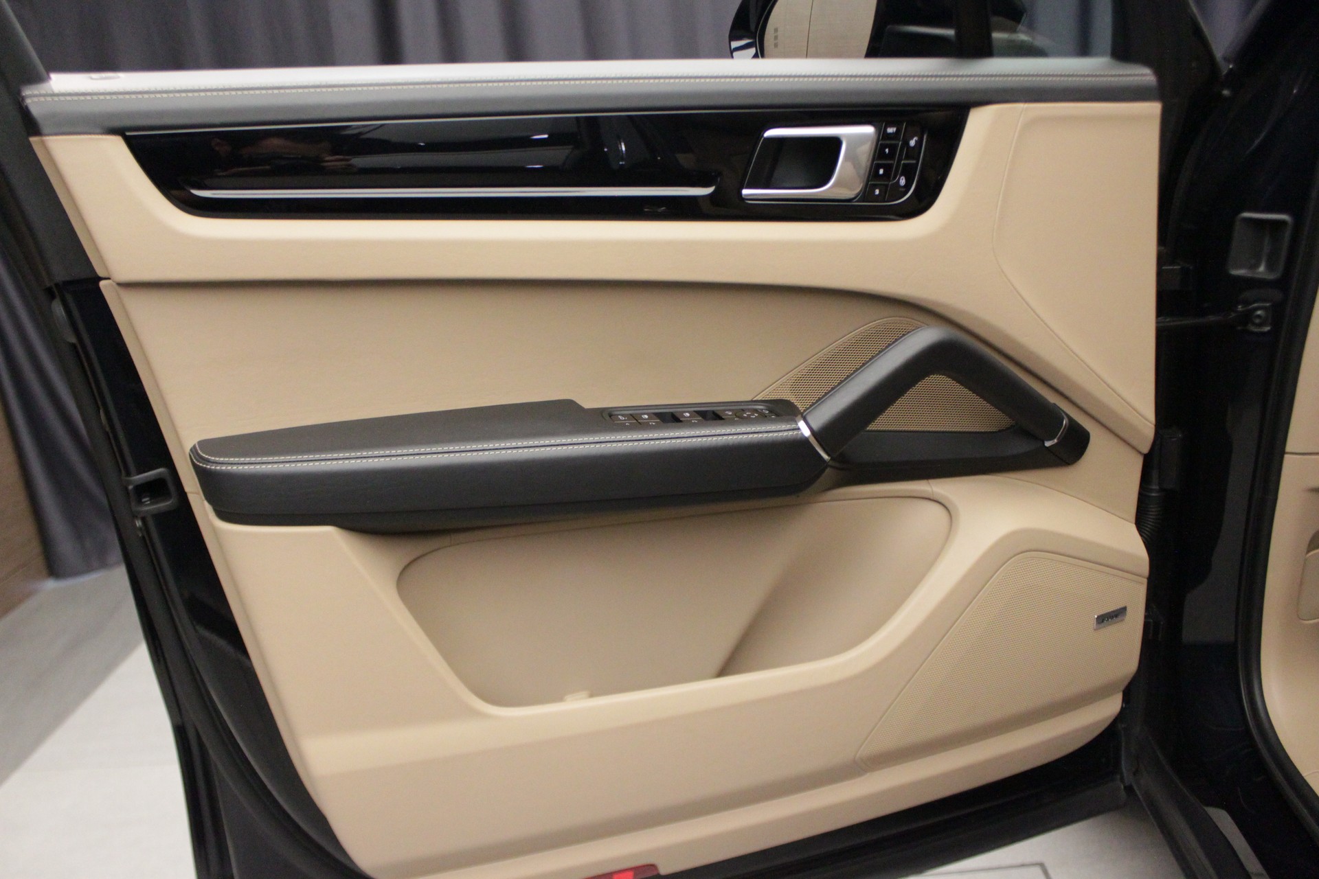 PORSCHE Cayenne S-image-24