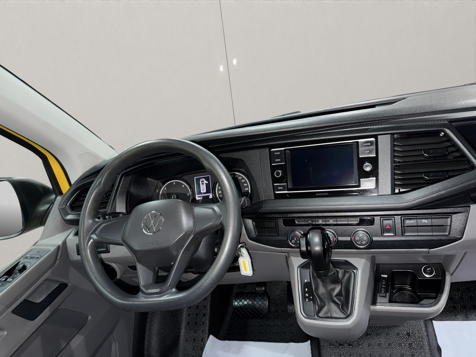 VW T6.1 2.0 TDI 4Motion DSG-image-12