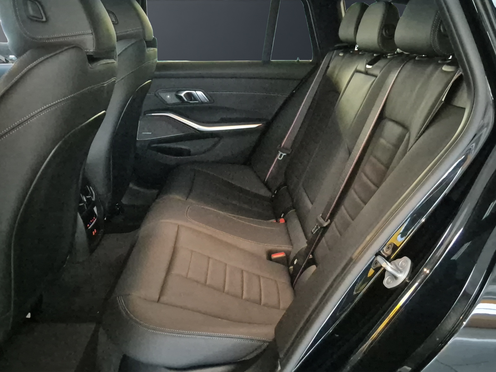 BMW M340i xDrive Touring-image-11