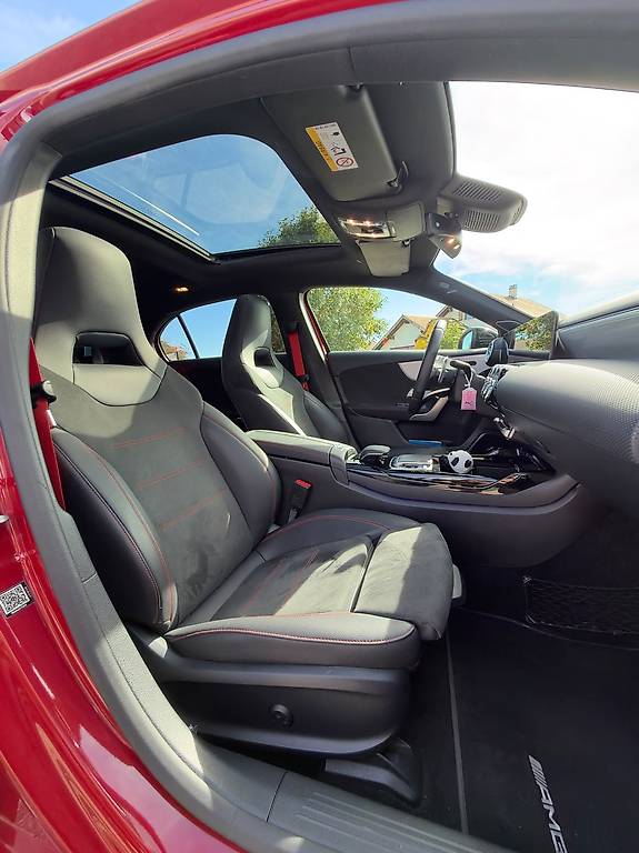 MERCEDES-BENZ A 35 AMG 4Matic Speedshift-image-4