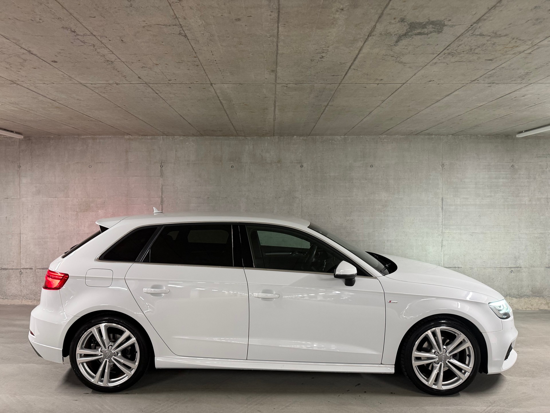 AUDI A3 Sportback 1.5 T FSI Sport S-Tronic-image-3