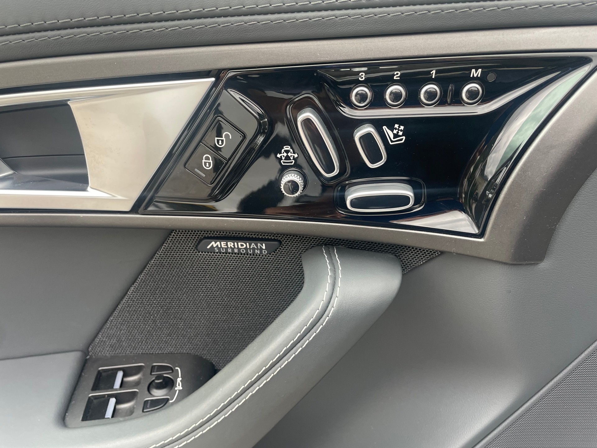 JAGUAR 5.0 L V8 Supercharged-image-4