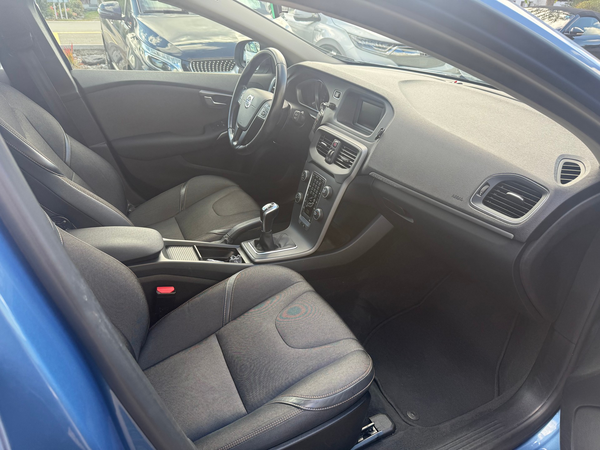 VOLVO V40 Cross Country D2-image-6
