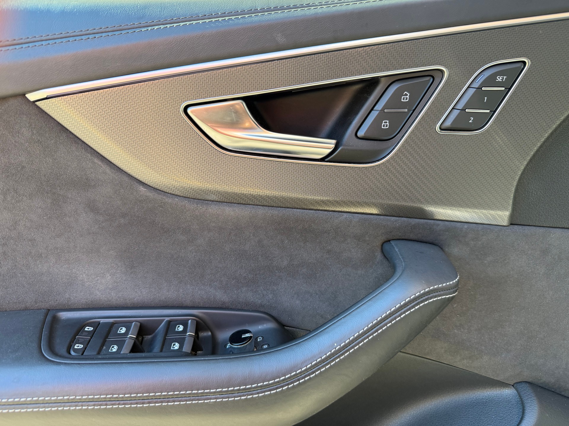 AUDI RSQ8 quattro tiptronic-image-9