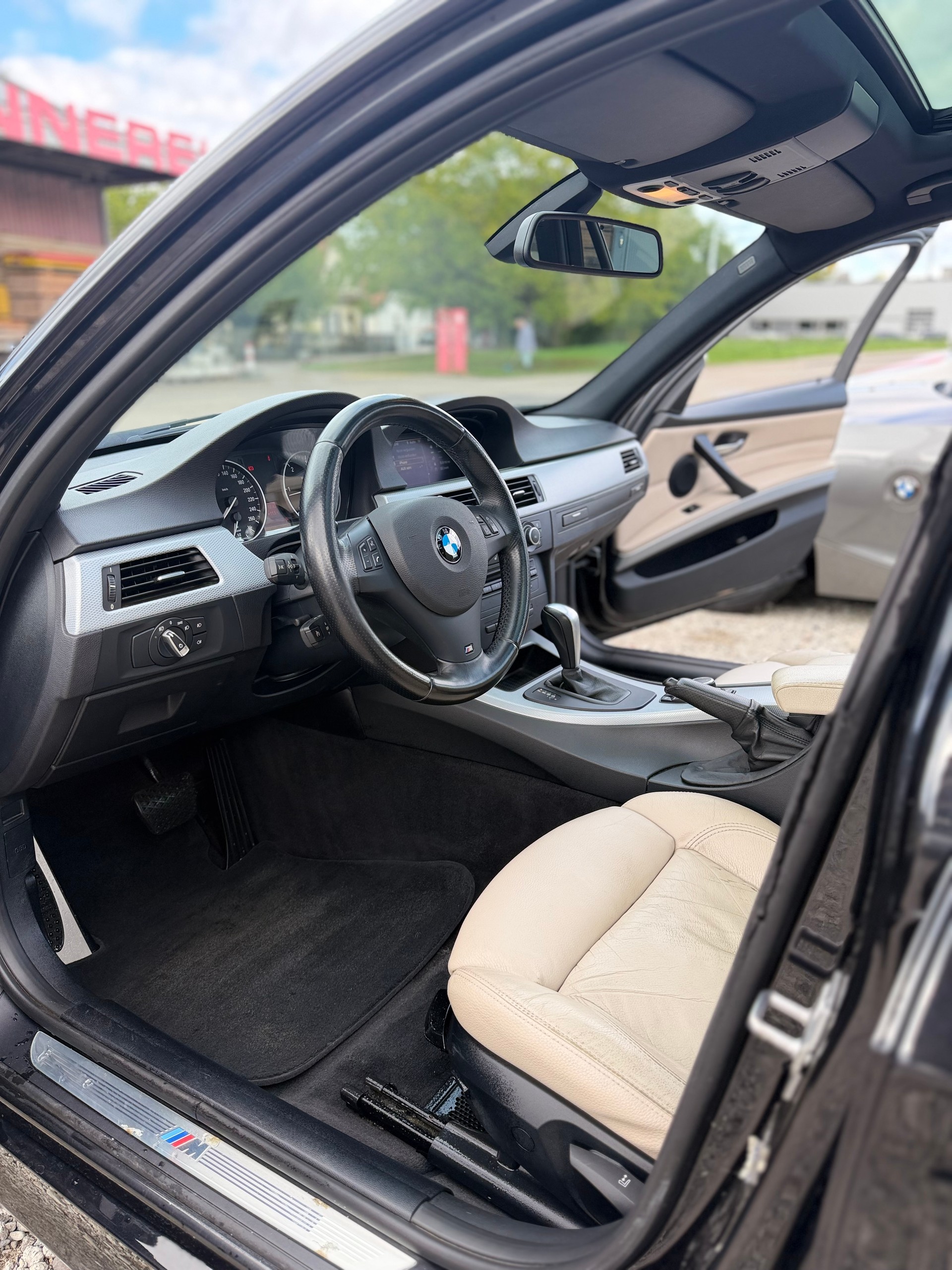BMW 320d xDrive Touring Steptronic**M-Paket**Schiebedach*Facelift**-image-11