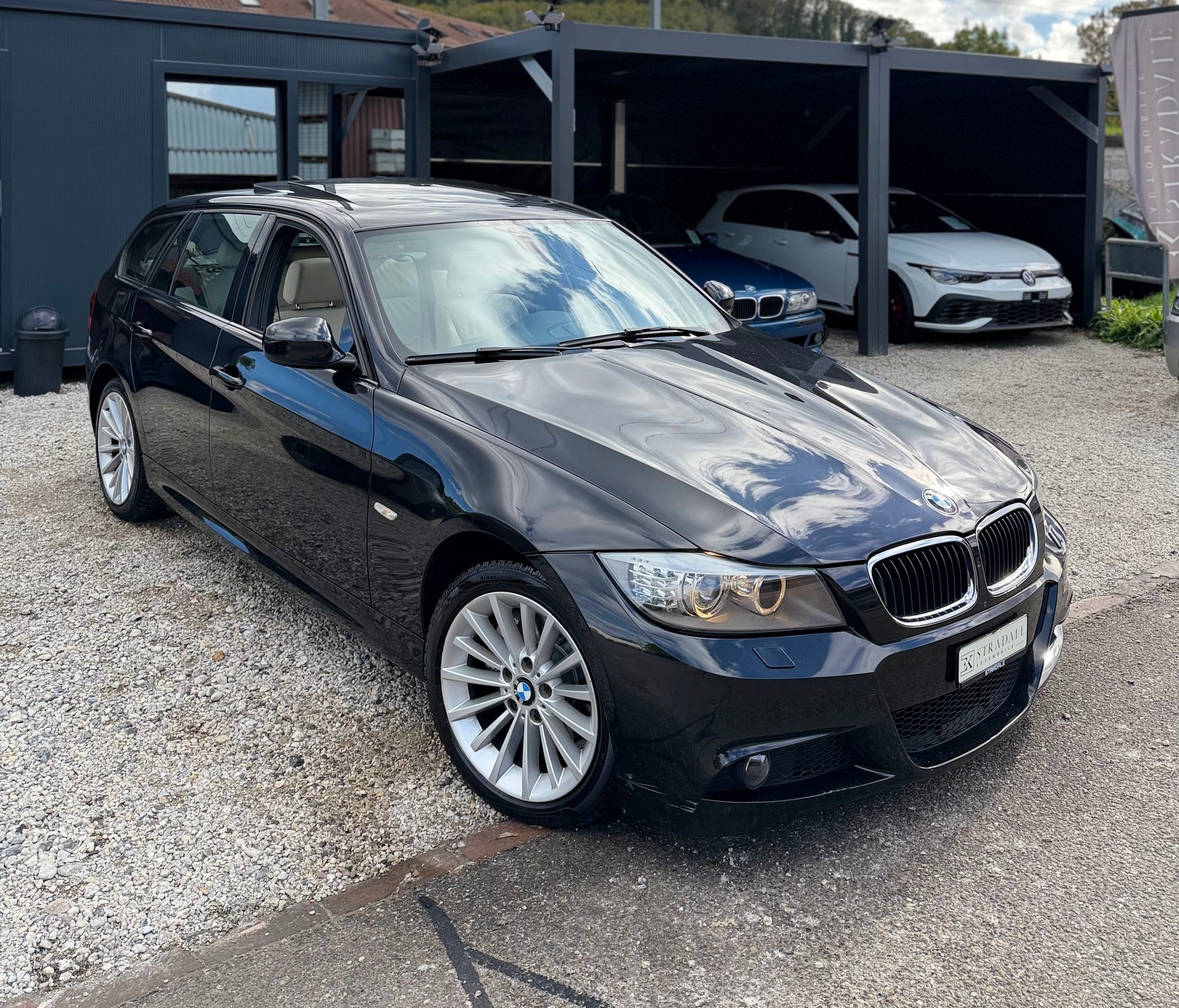 BMW 320d xDrive Touring Steptronic**M-Paket**Schiebedach*Facelift**-image-1