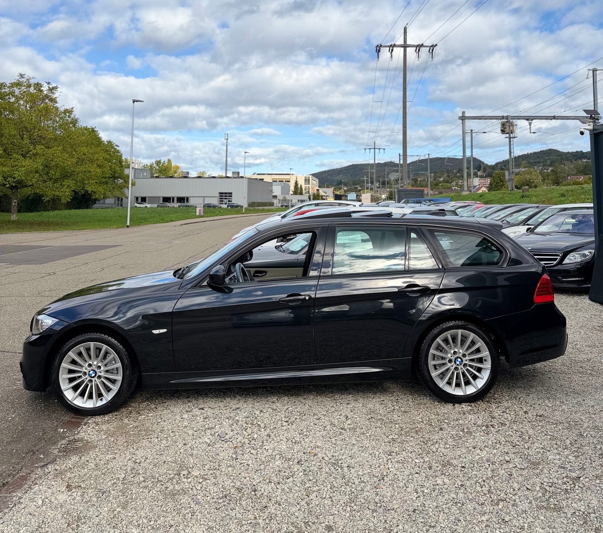 BMW 320d xDrive Touring Steptronic**M-Paket**Schiebedach*Facelift**-image-8