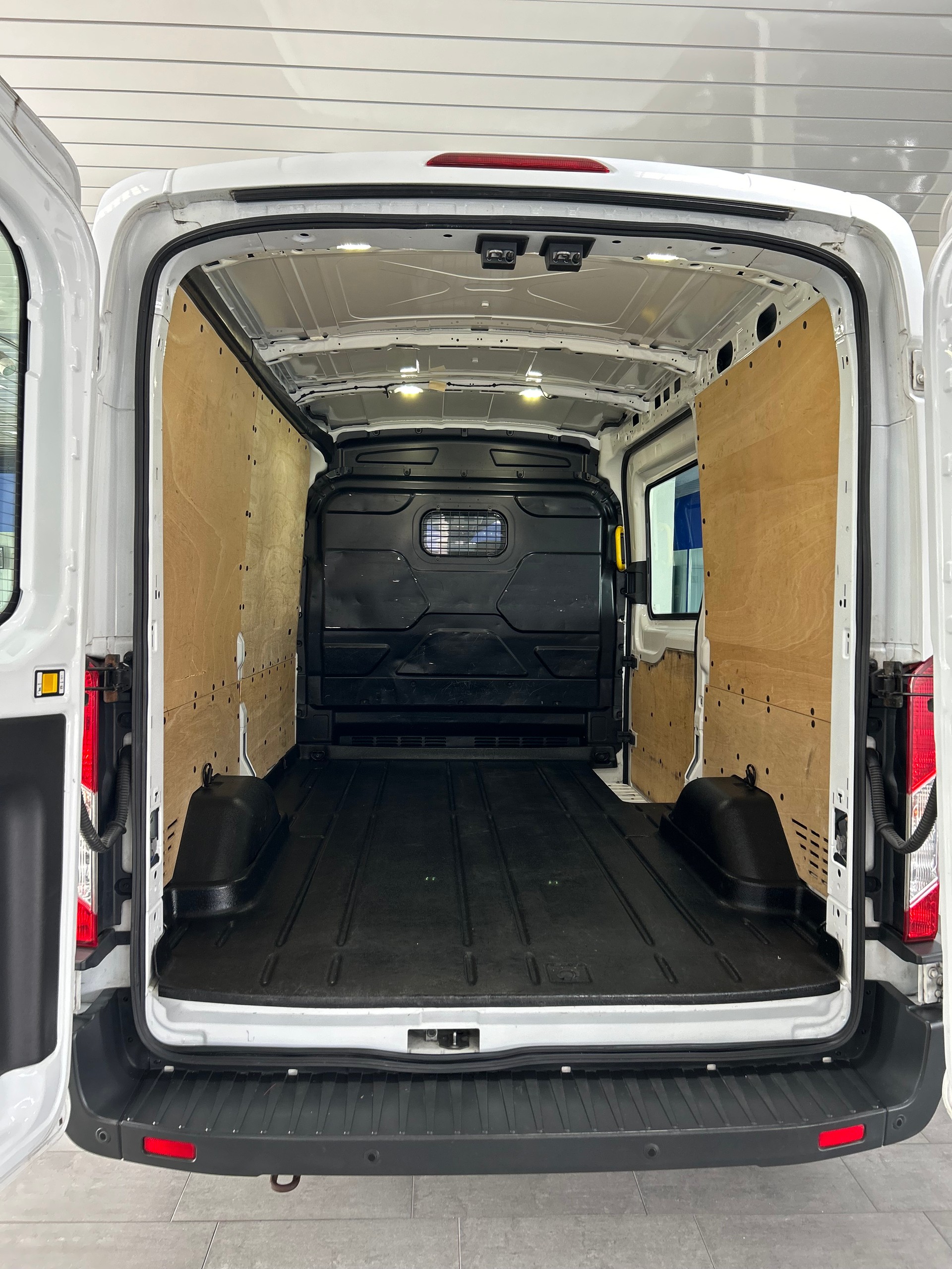 FORD Transit Van 350 L2H2 Trend 4WD-image-8