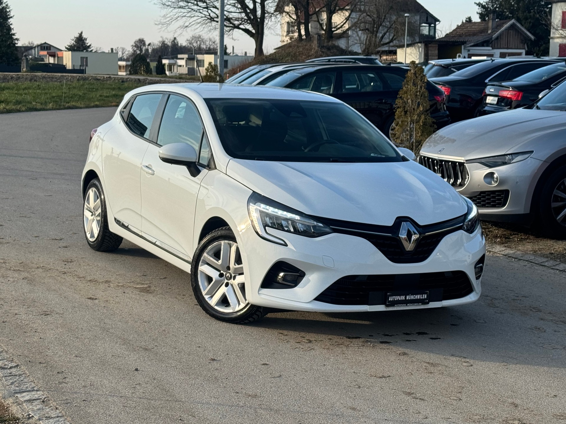 RENAULT Clio 1.0 Business CVT-image-1