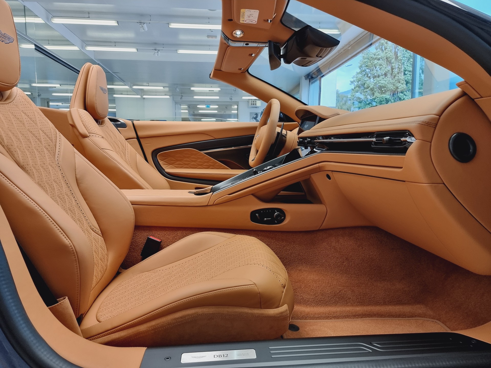 ASTON MARTIN DB12 Volante-image-11