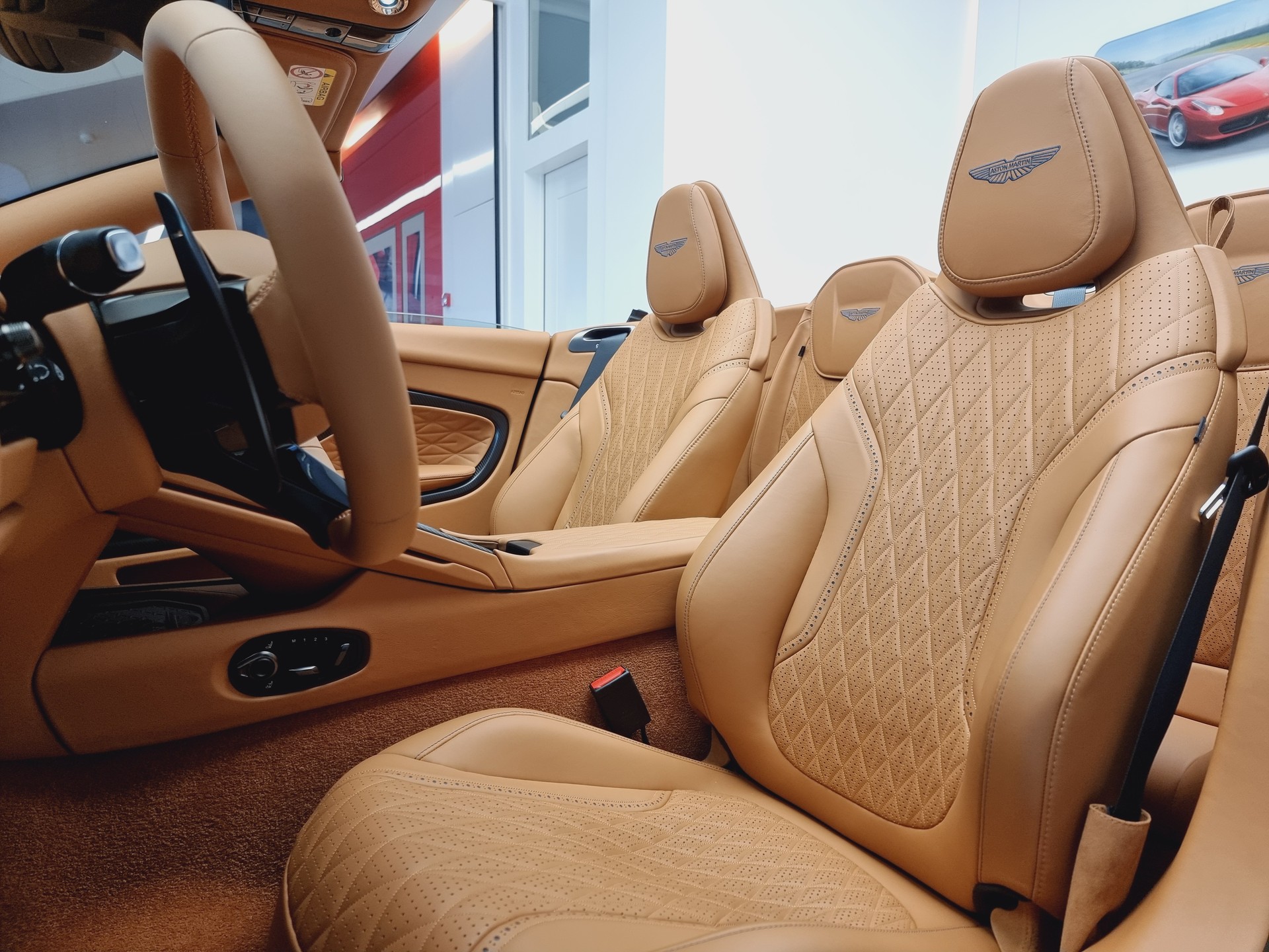 ASTON MARTIN DB12 Volante-image-9