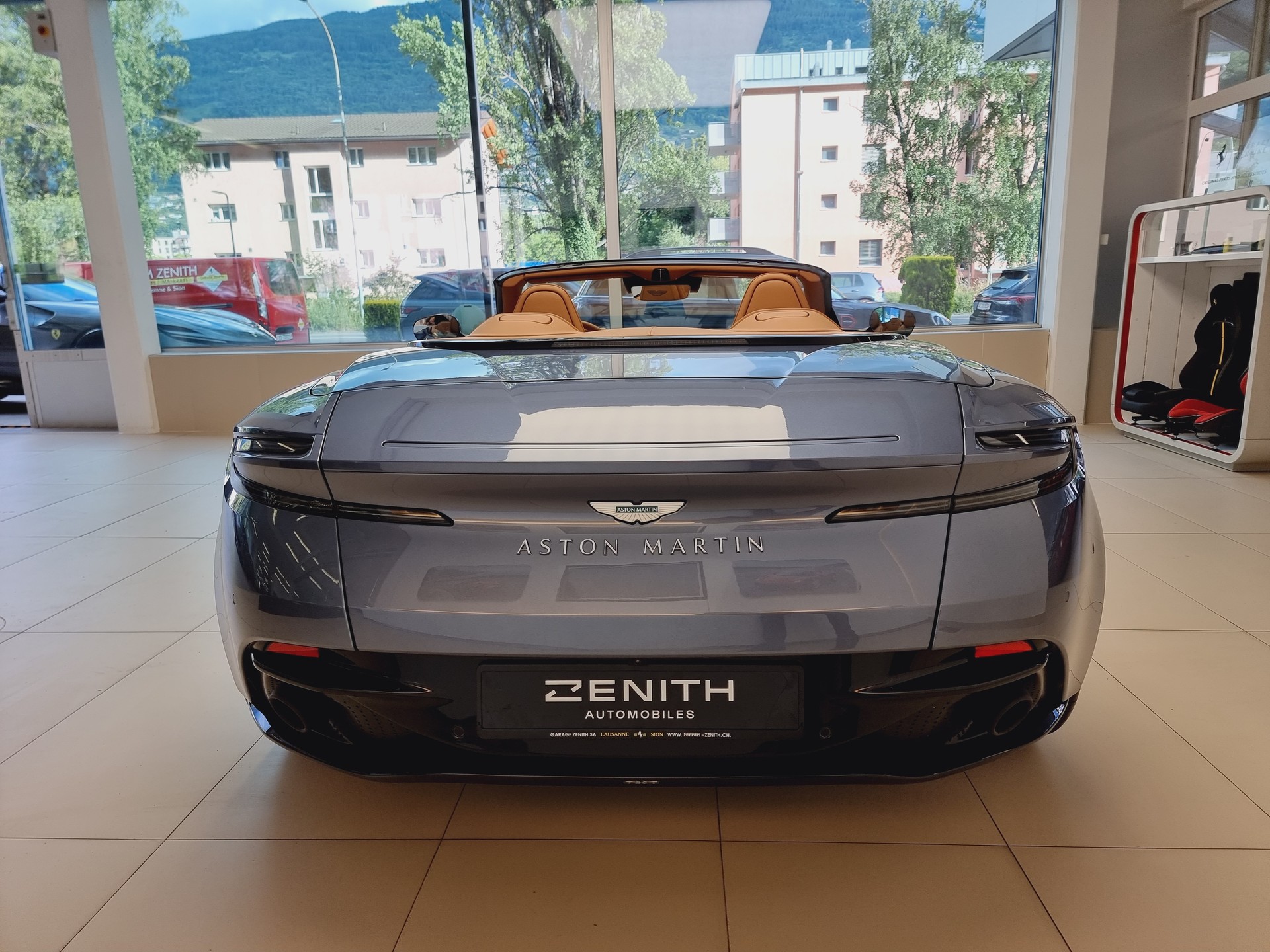 ASTON MARTIN DB12 Volante-image-5