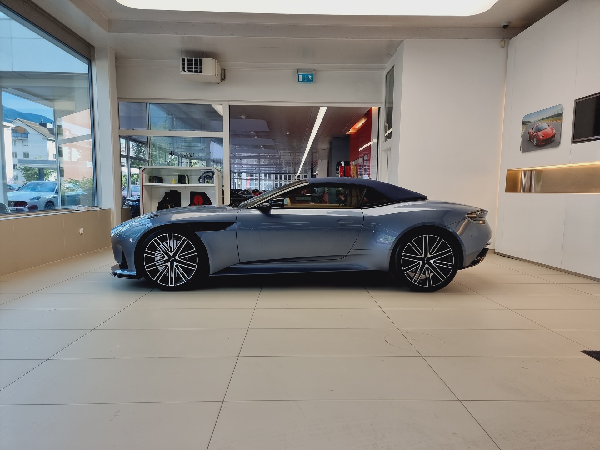 ASTON MARTIN DB12 Volante-image-7