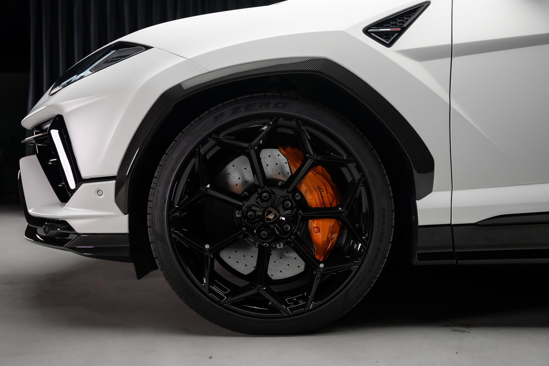 LAMBORGHINI Performante-image-3