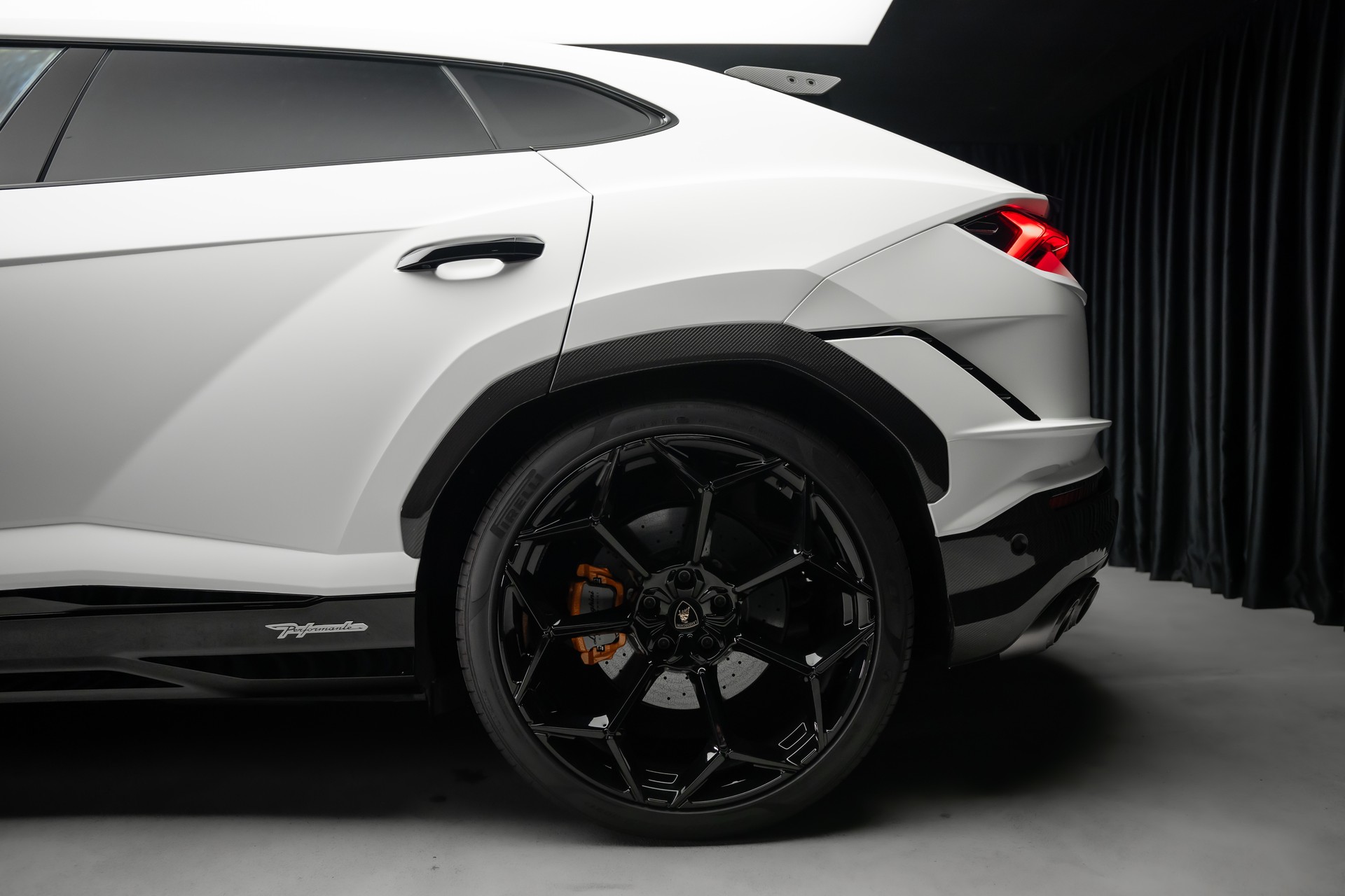 LAMBORGHINI Performante-image-4