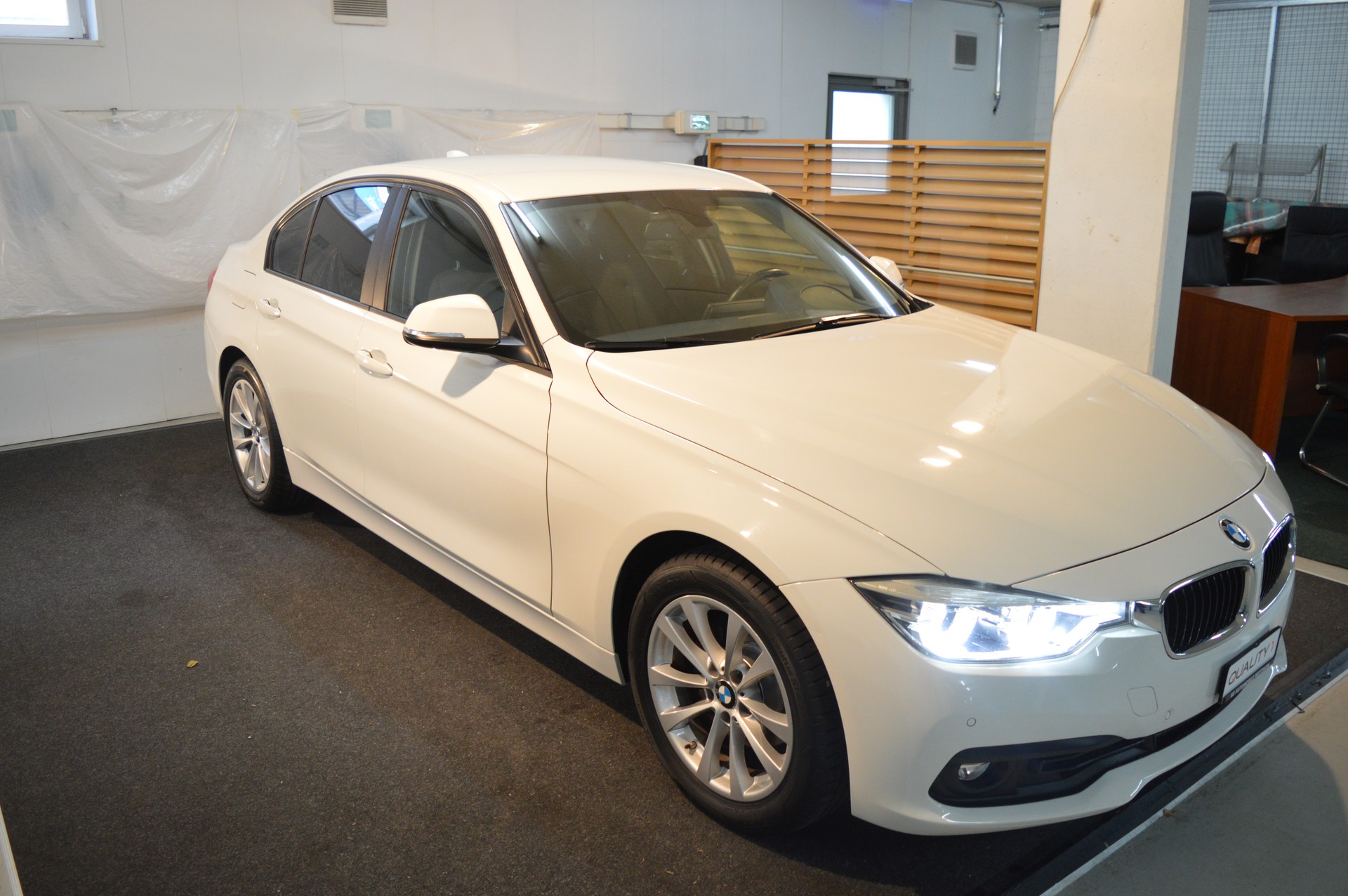 BMW 320i Steptronic-image-3