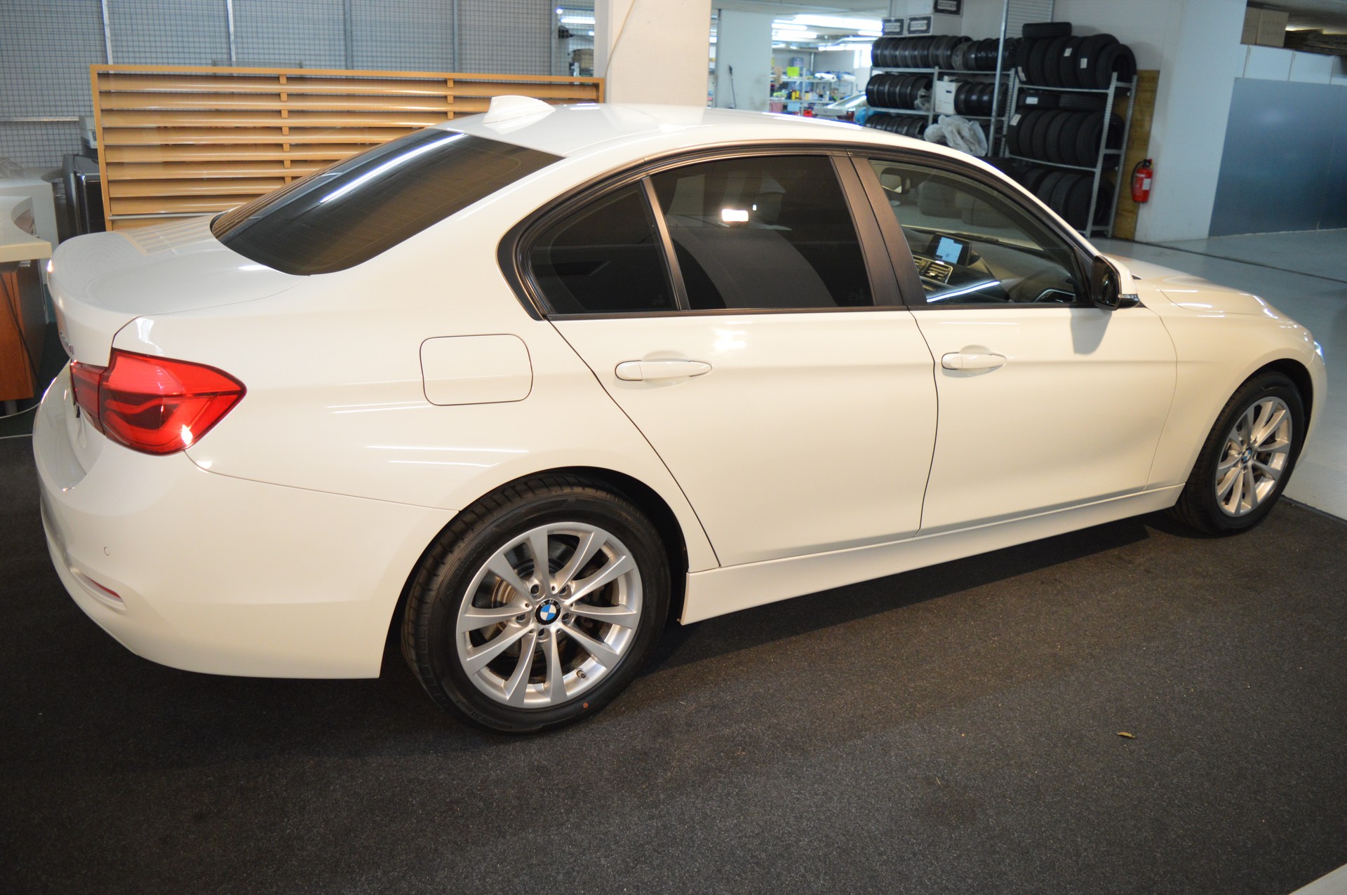 BMW 320i Steptronic-image-4