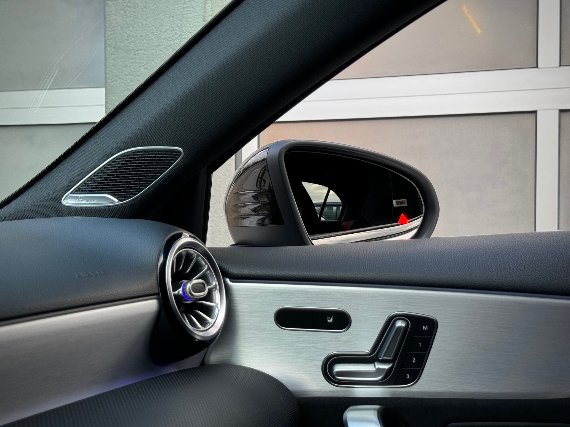 MERCEDES-BENZ A 35 AMG 4Matic Speedshift - Véhicule Suisse (CH)-image-11