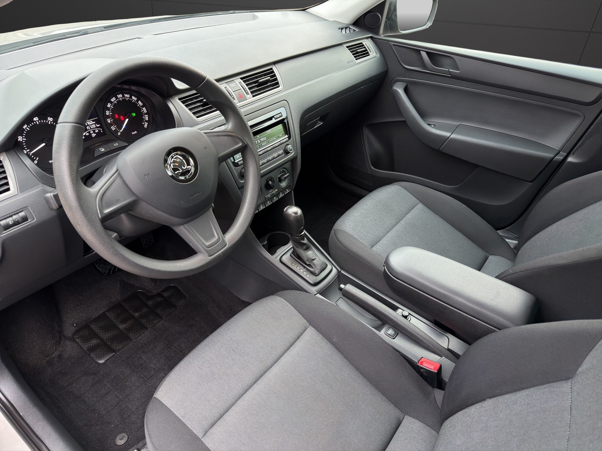 SKODA Rapid Spaceback 1.4 TSI Active DSG-image-9