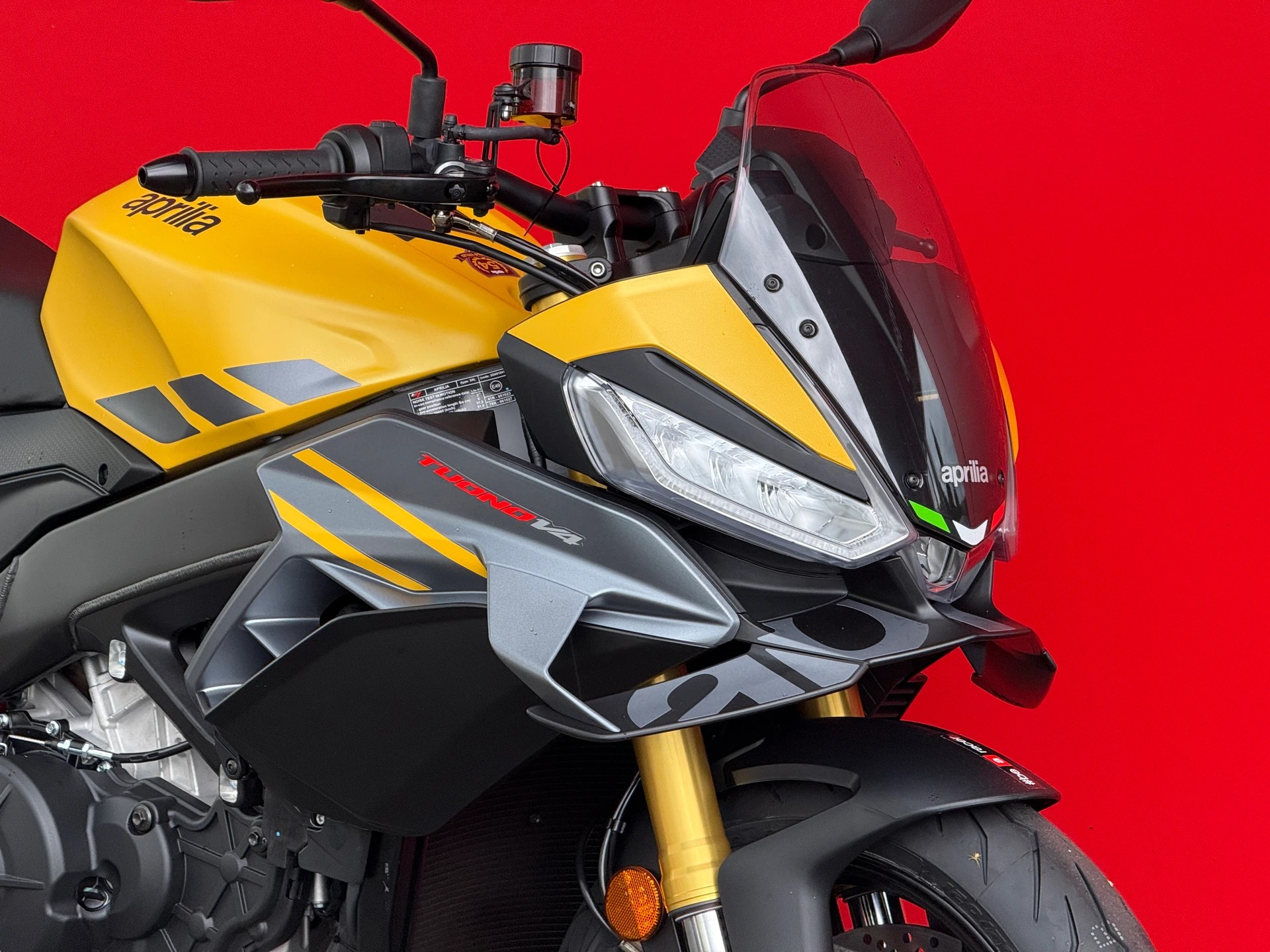 APRILIA Tuono V4 1100-showroom-element-1