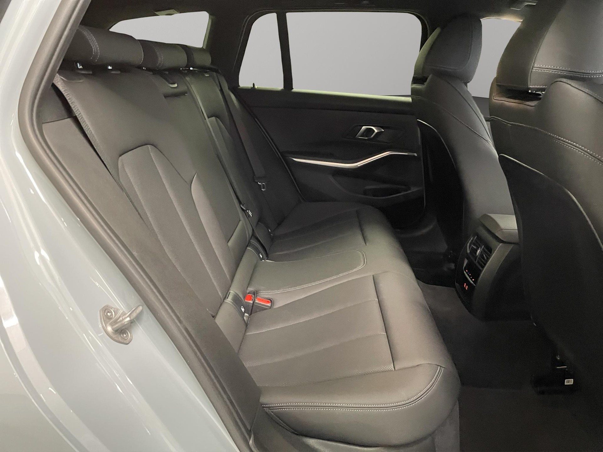 BMW 330d xDrive 48V Touring-image-18