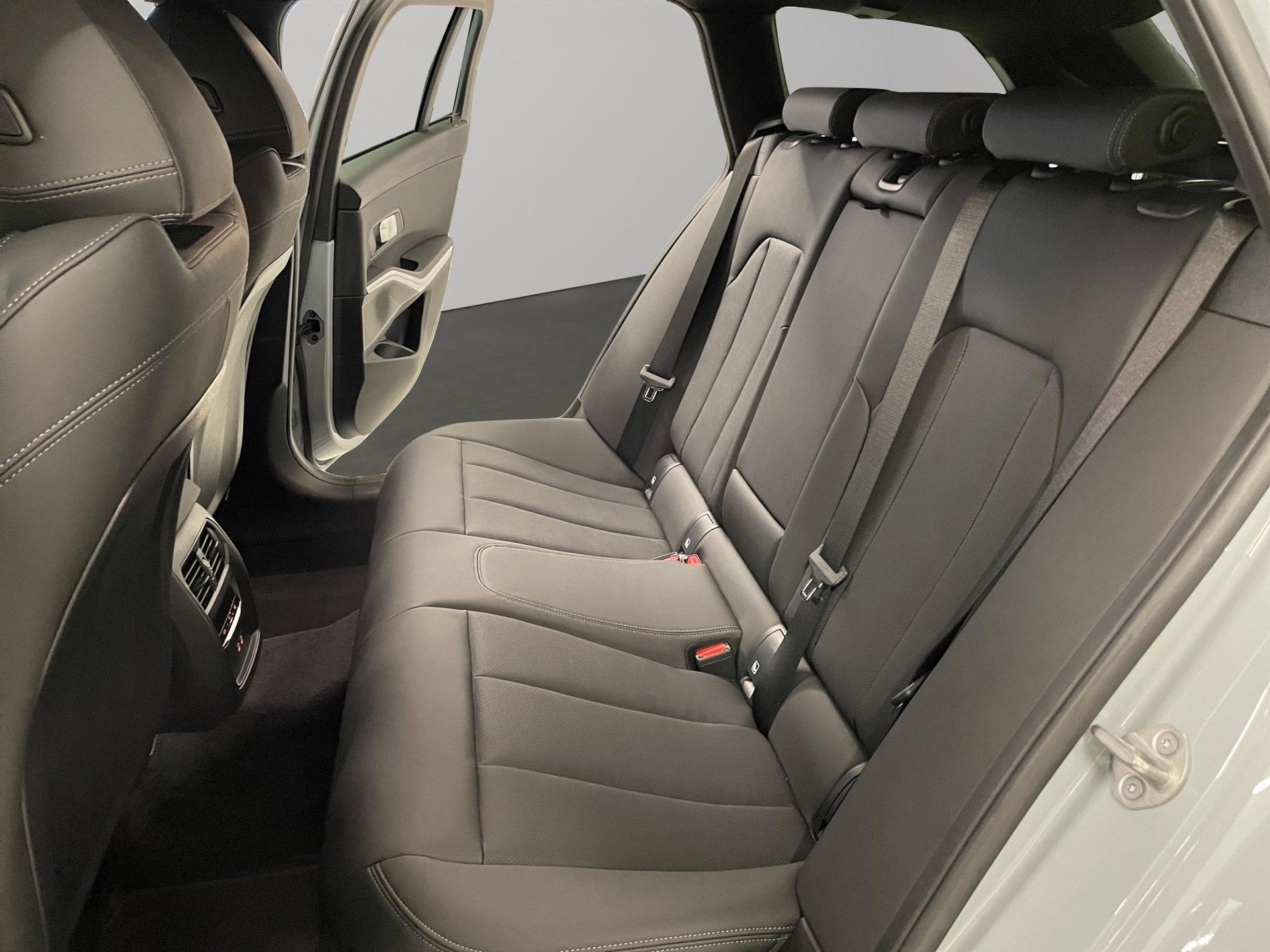 BMW 330d xDrive 48V Touring-image-17