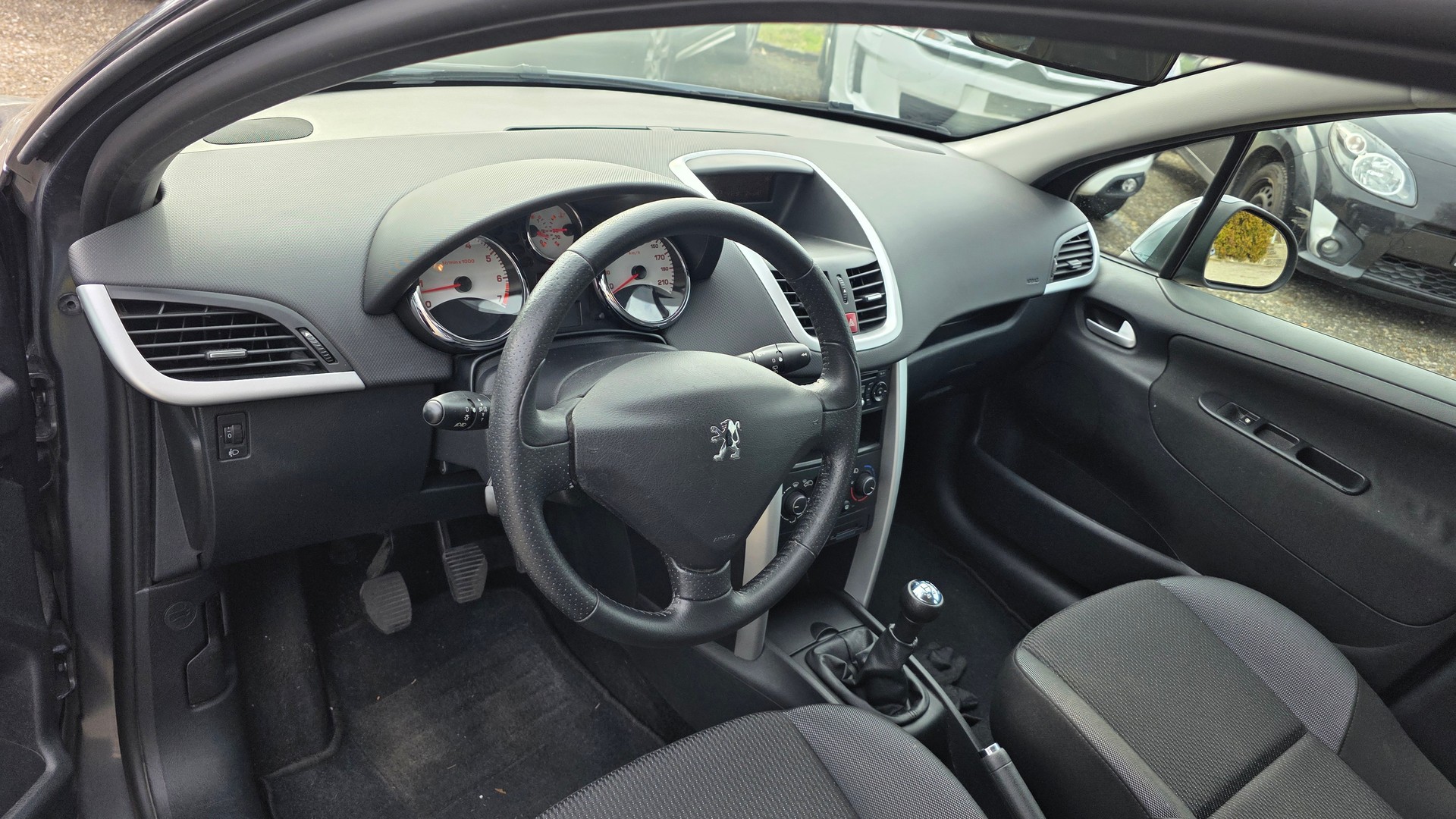 PEUGEOT 207 1.4 16V Active-image-6