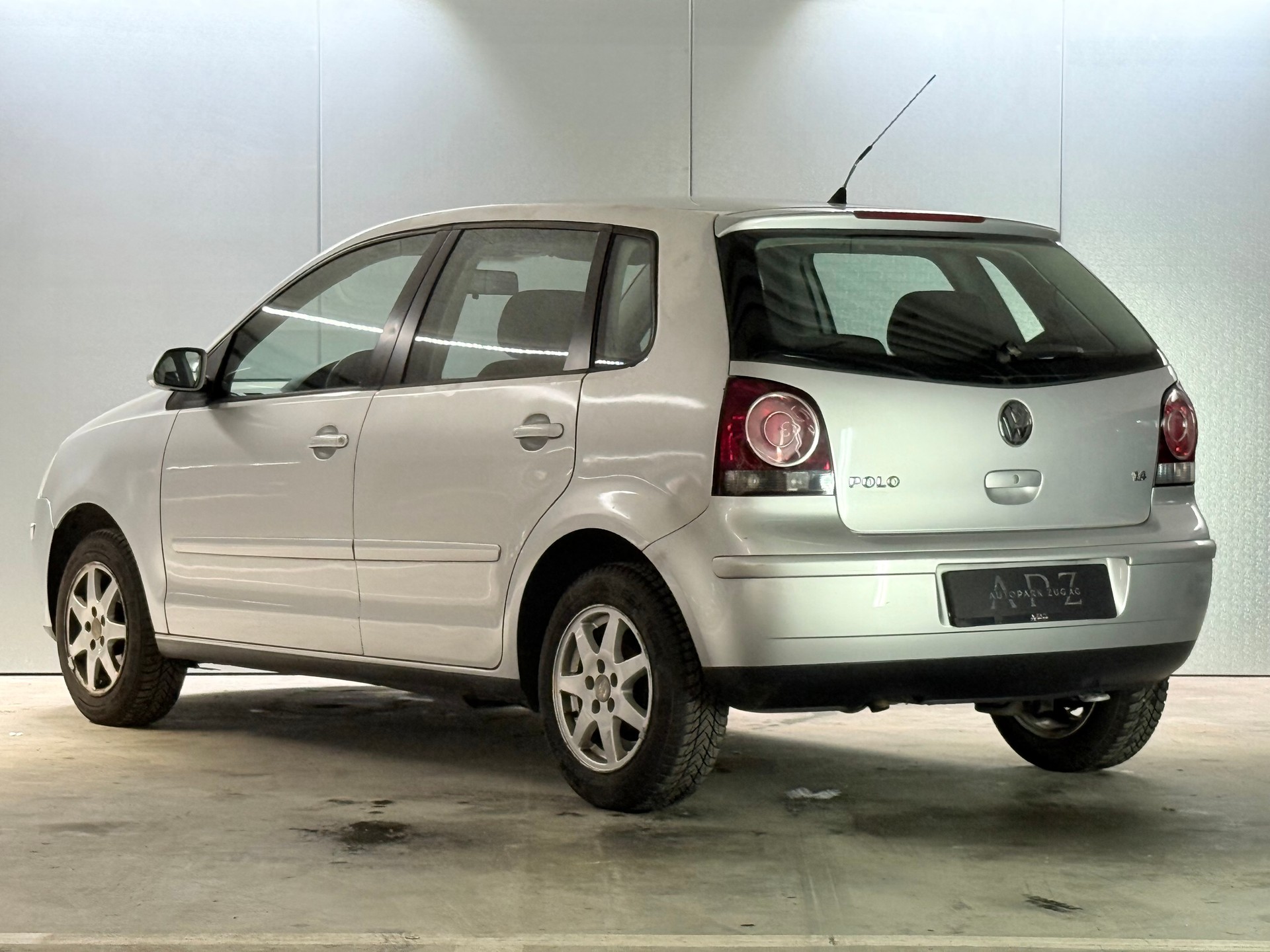 VW Polo 1.4 16V Young&Fresh Automatic-image-6