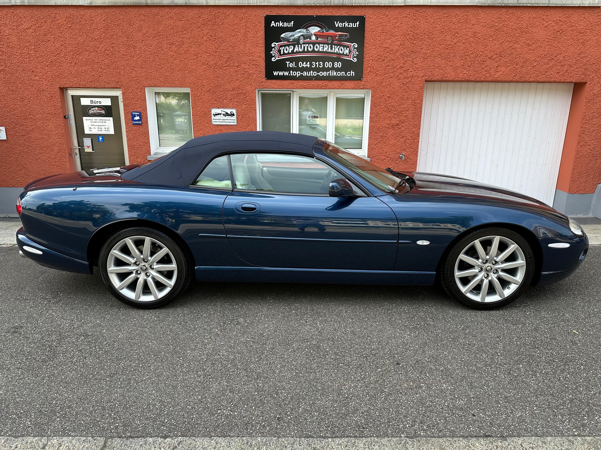 JAGUAR XK8 Convertible-image-6