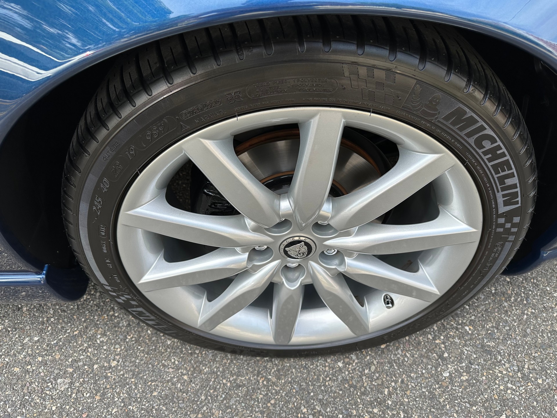 JAGUAR XK8 Convertible-image-13