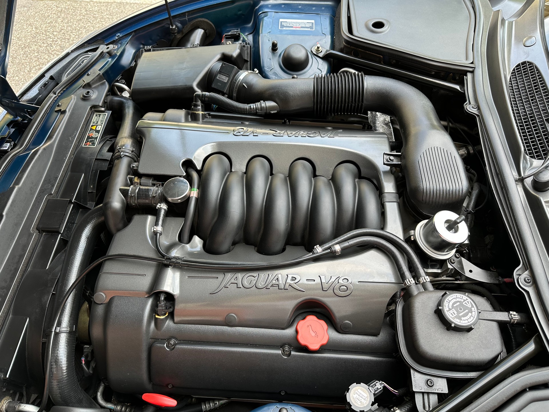 JAGUAR XK8 Convertible-image-12