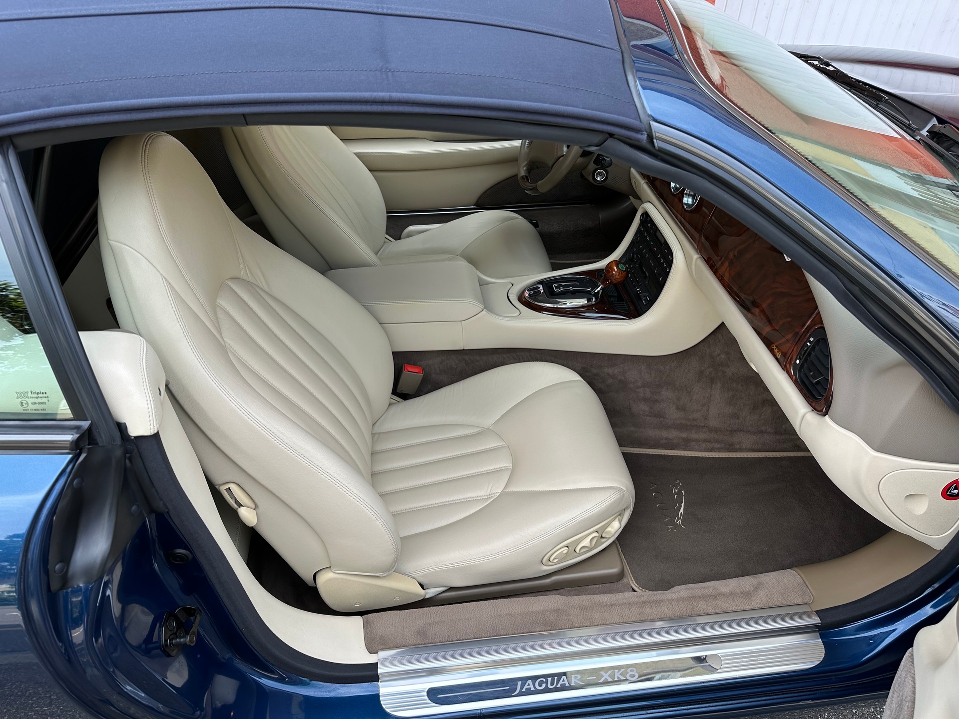 JAGUAR XK8 Convertible-image-9