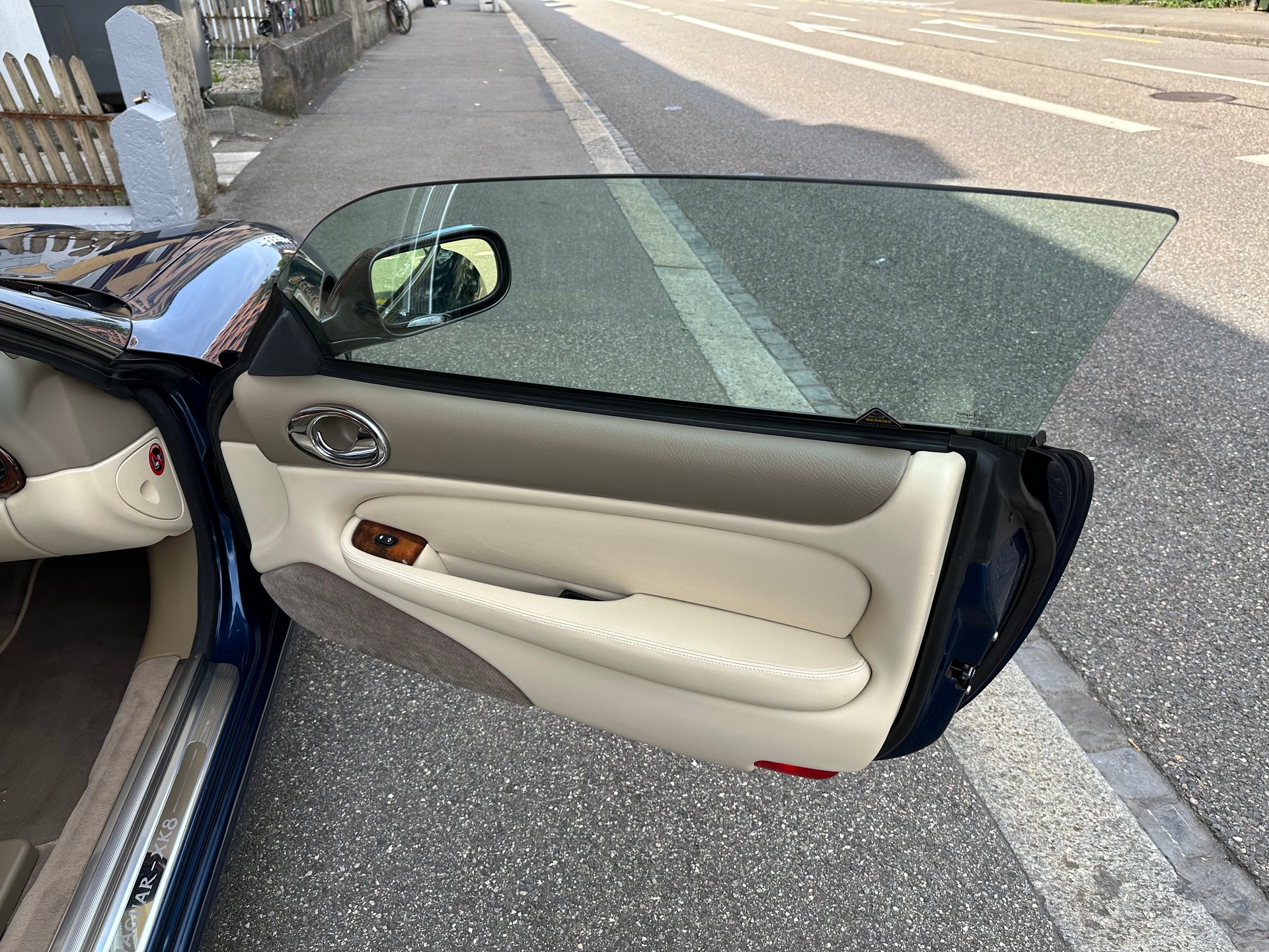 JAGUAR XK8 Convertible-image-11