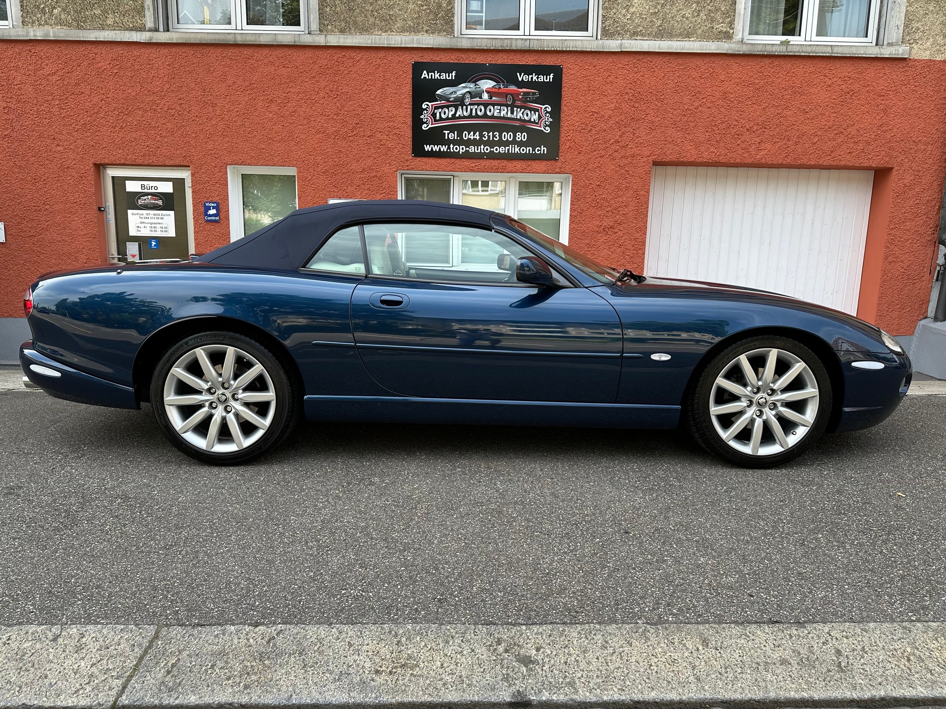 JAGUAR XK8 Convertible-image-4