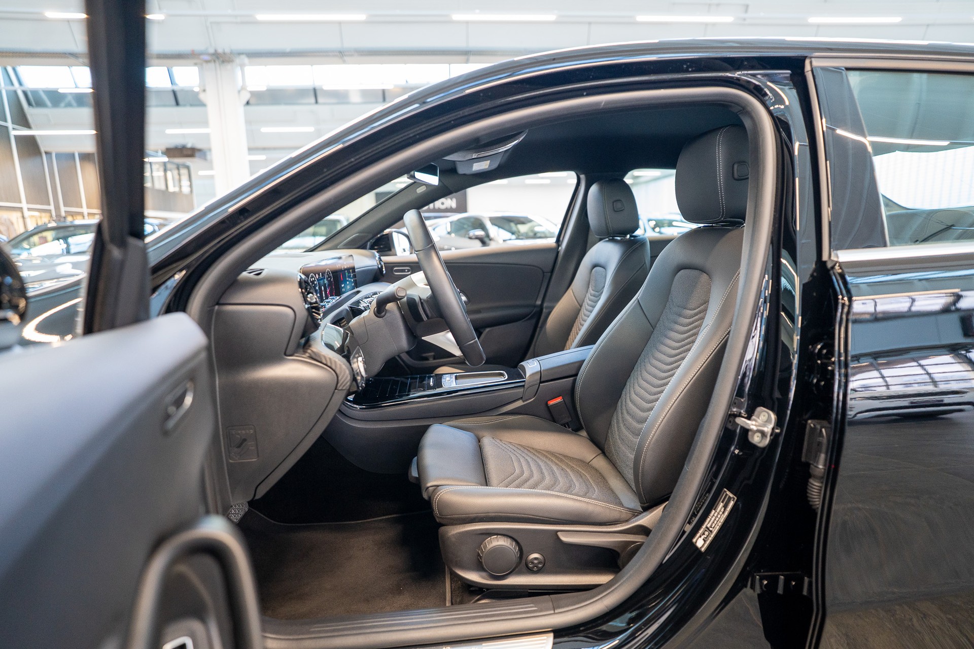 MERCEDES-BENZ A 180 Progressive Limousine / Facelift / Rückfahrkamera / Sitzheizung-image-8