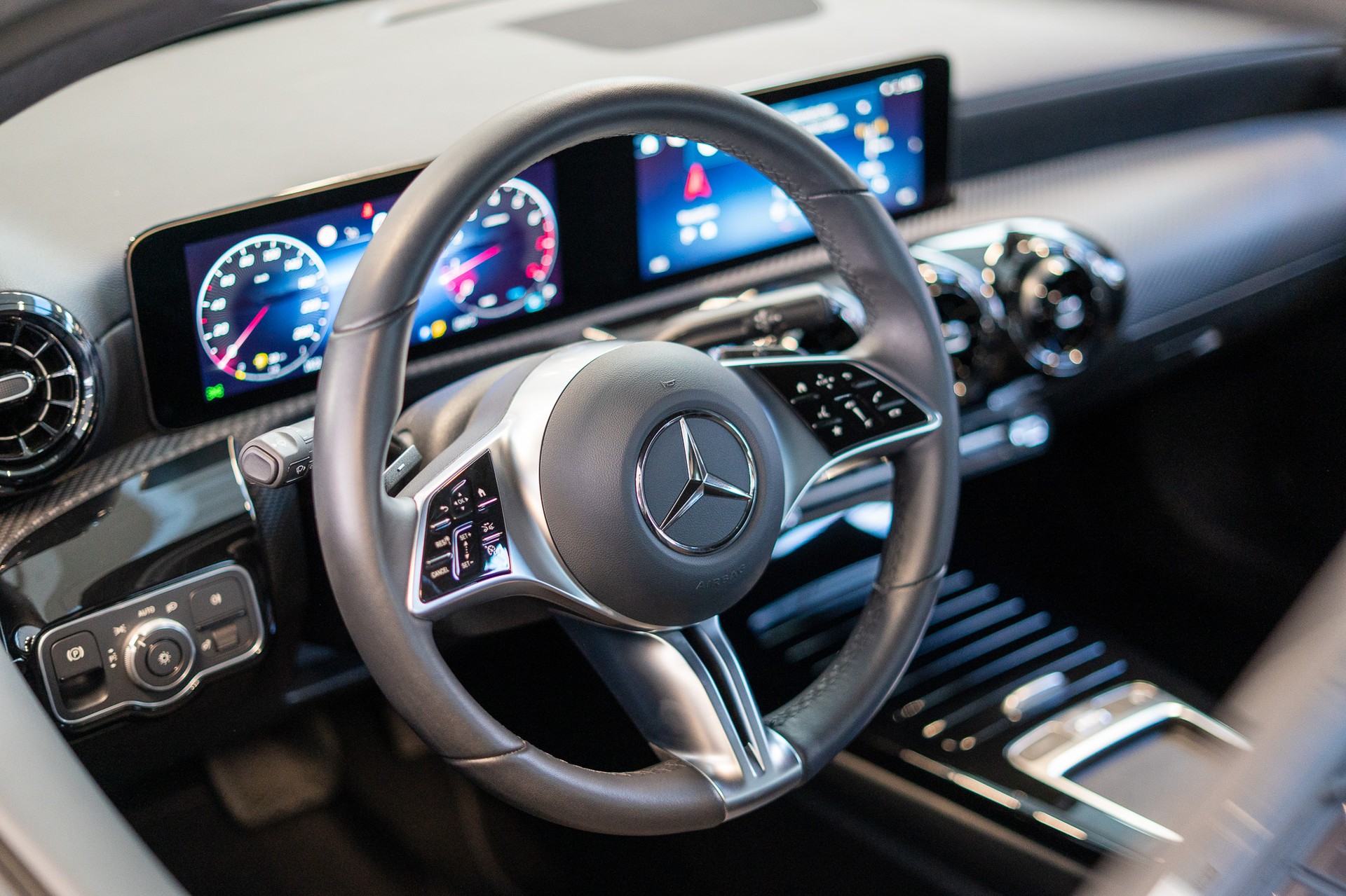 MERCEDES-BENZ A 180 Progressive Limousine / Facelift / Rückfahrkamera / Sitzheizung-image-10