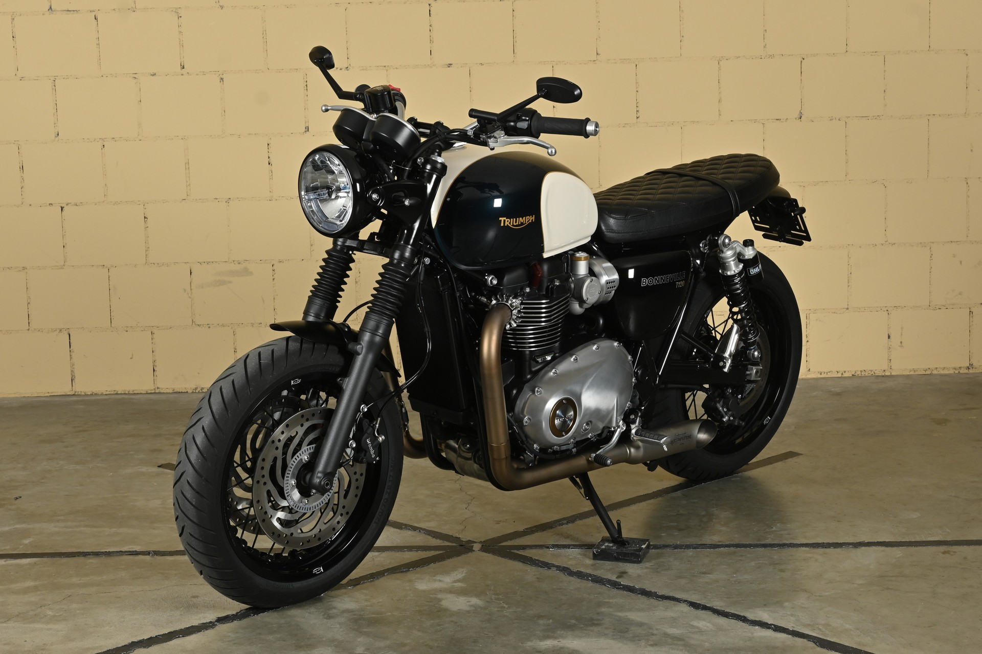 TRIUMPH Bonneville T120 Black-showroom-element-2